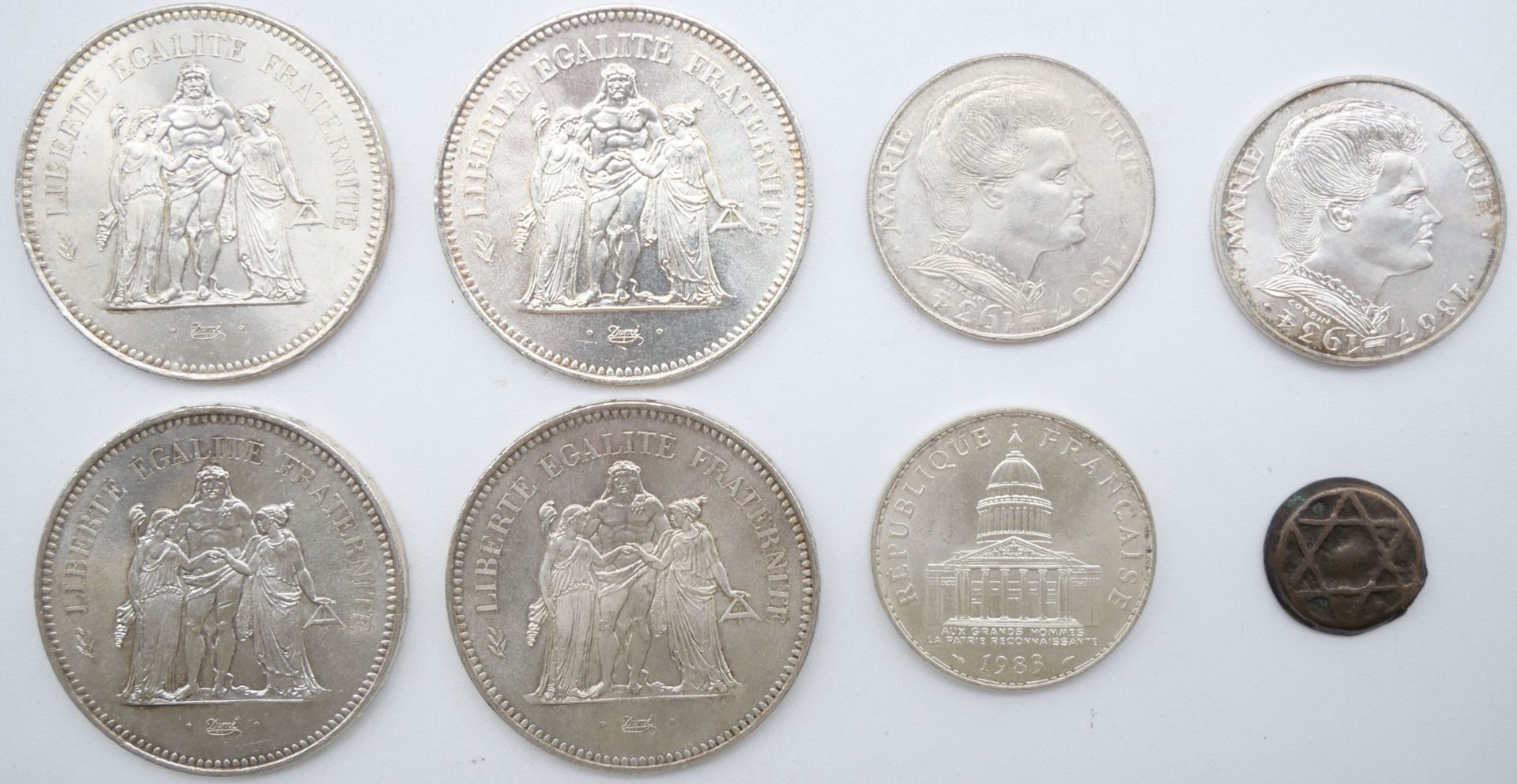 Null 一套7枚硬币法国，银质。

4-50法郎的大力士，1974年，1976年和2-1977年。

3-100法郎1983 & 2-1984。

总重量：1&hellip;