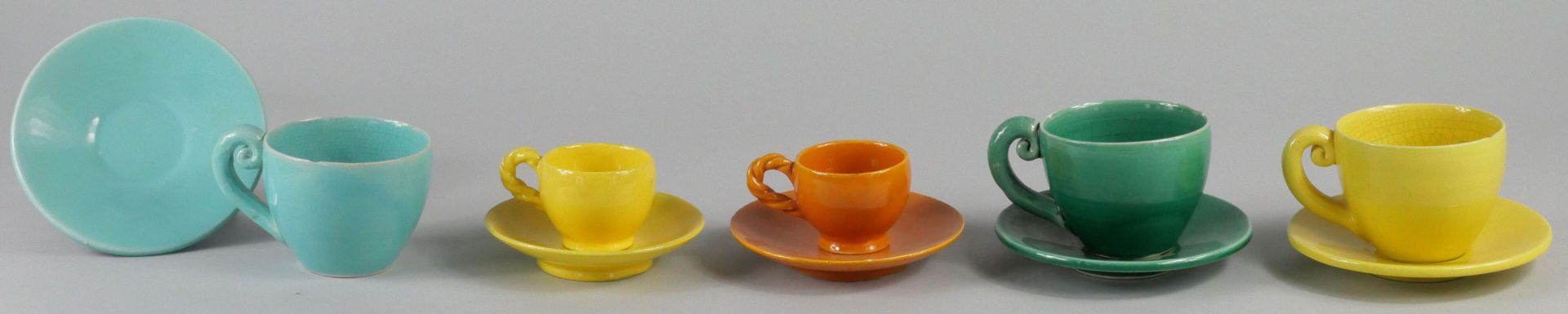 Null VALLAURIS 
Lot de tasses comprenant : 
Suite de 6 grandes tasses en faïence&hellip;