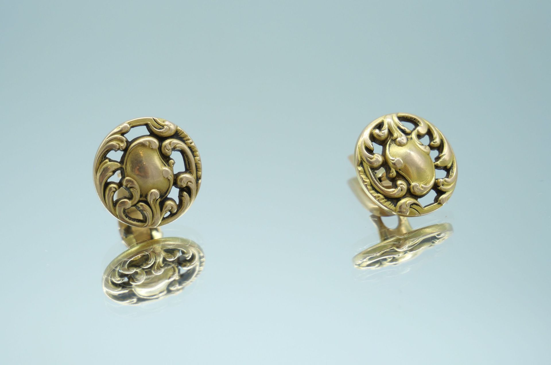 Null Pair of cufflinks in gold 750 thousandths with openwork decoration of folia&hellip;