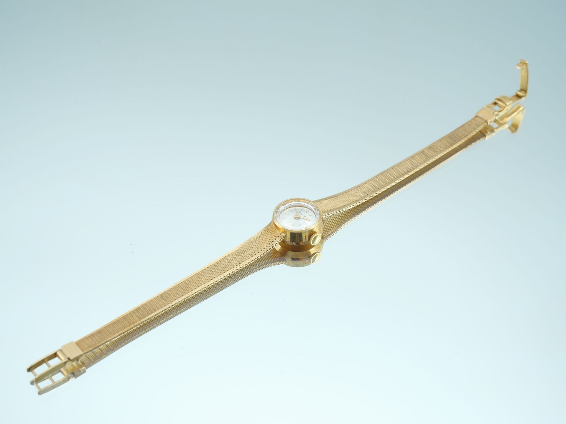 Null 雷格里亚 
千分之七十五的金质女士手表，圆形表壳，数字粘在镀银的底部。金色的灵活手镯，千分之七十五。 
毛重：19.90克（约） - 长度：18厘米
&hellip;