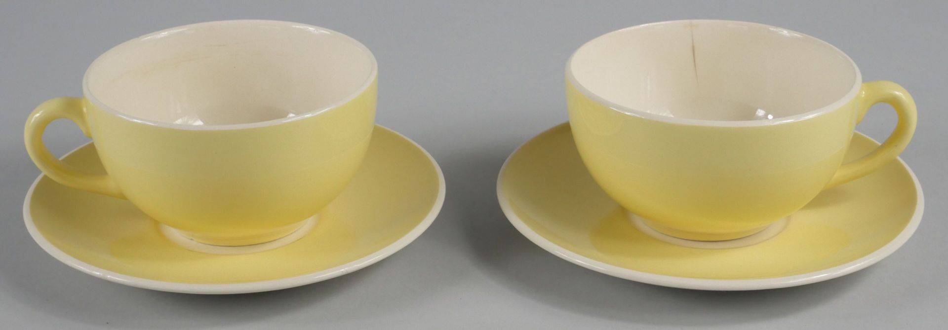 Null 维莱尔和波奇 
稻草黄釉陶器11杯11碟套装，内部为奶油色。在碟子下面做了标记。 
杯子的尺寸：5 x 9,5 cm 
杯子的直径：14厘米 
(小裂&hellip;