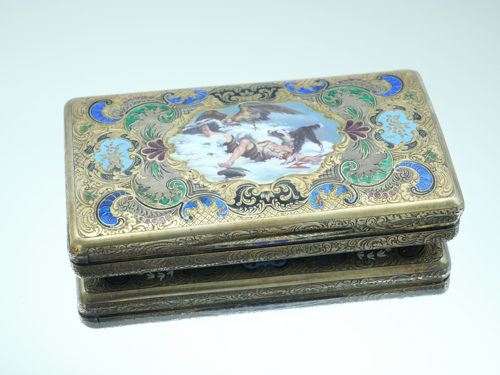 Null Large rectangular snuffbox in vermeil engraved and enamelled polychrome of &hellip;