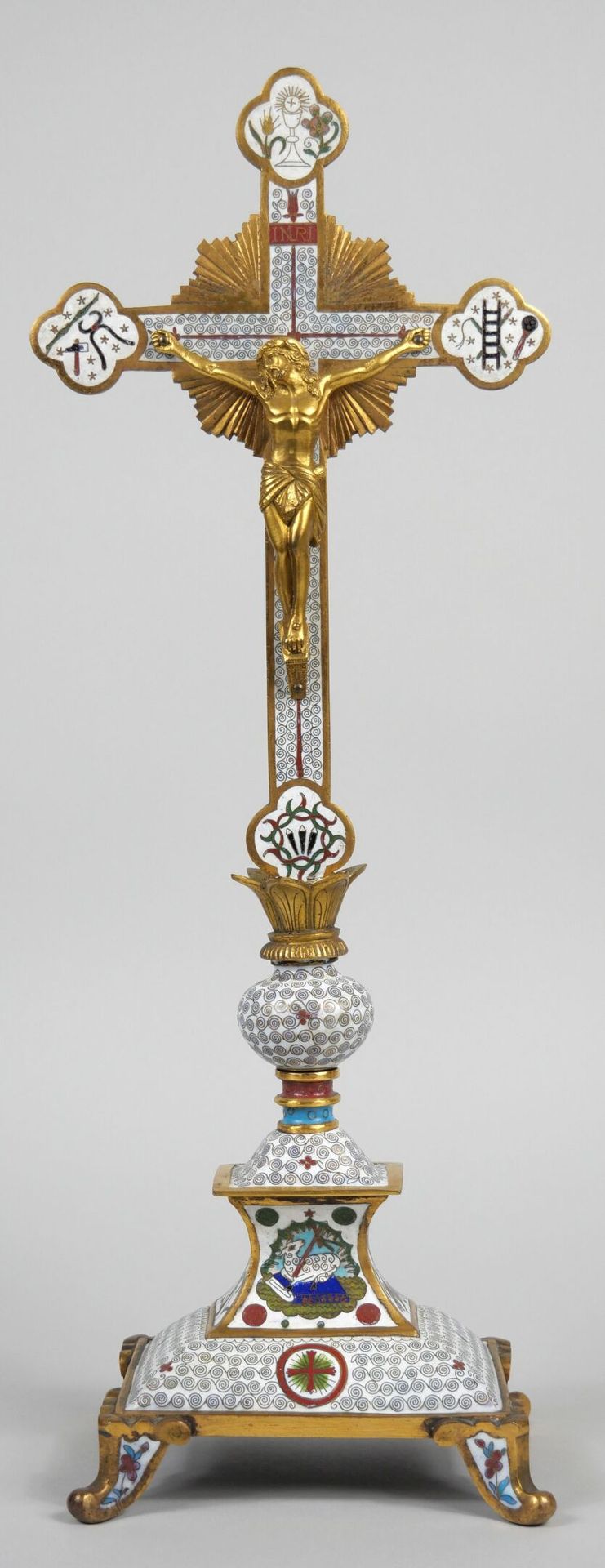 Null Cristo de bronce dorado con decoración de esmalte cloisonné blanco que desc&hellip;