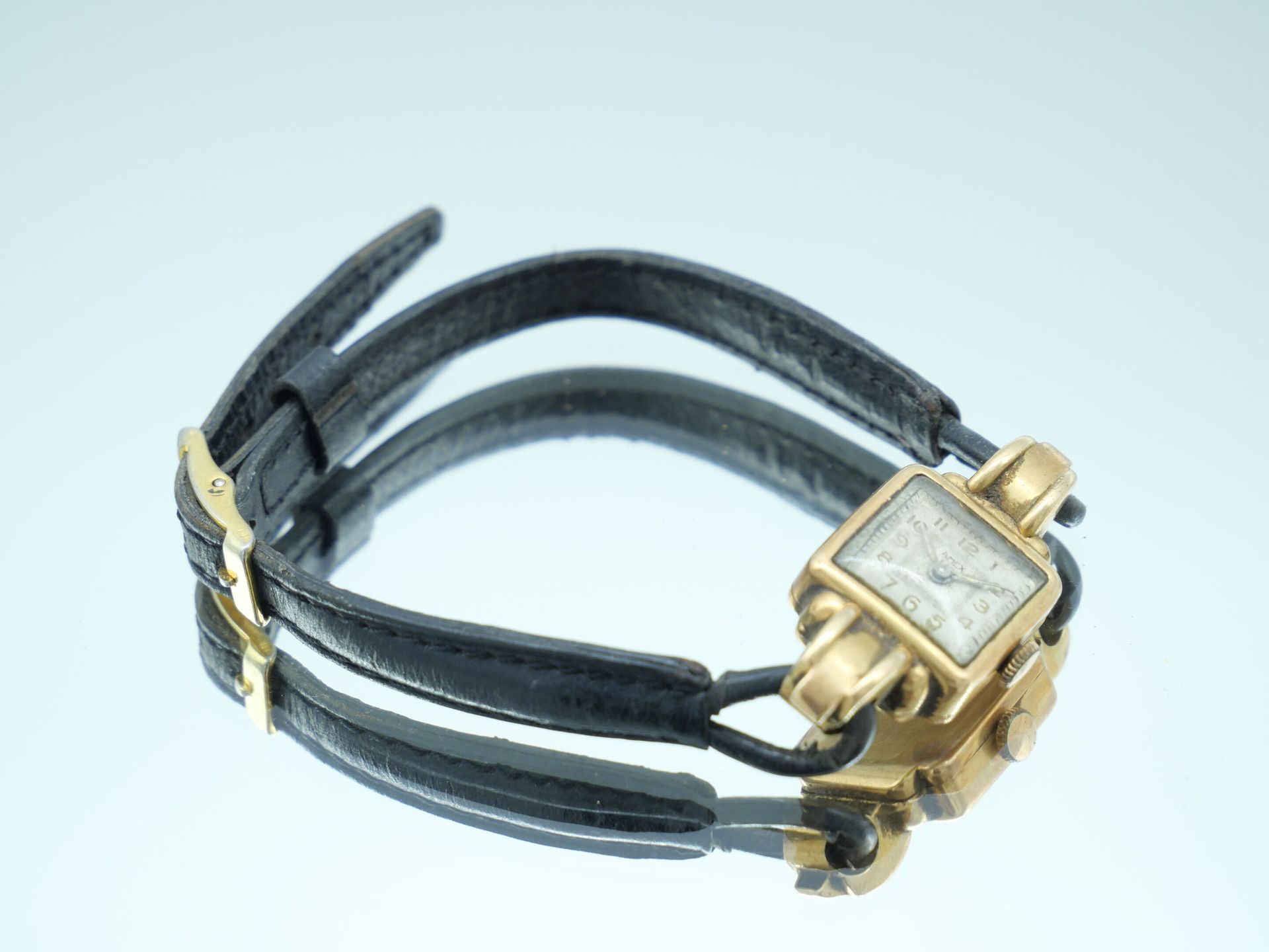 Null AMEX E.B 瑞士 
女士腕表，75万分之一的黄金方形表盘，银色表盘，阿拉伯数字，皮表带。 
毛重：13.56克（约） - 长度：23厘米

撤拍&hellip;