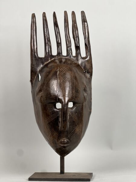 Null 马里 - BAMANA人

来自N'TOMO社会的六齿梳状面具，SEGOU风格。 
有光泽的斑纹，额头和脸颊有疤痕
佩戴在右耳上方

H.42 cm &hellip;