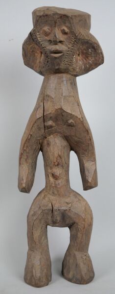 Null NIGERIA - Popolo MUMUYE

Statuetta in legno con patina marrone per la divin&hellip;