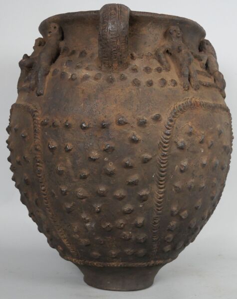 Null BURKINA FASO - LOBI人

精心装饰着6对夫妇和母亲的陶罐
几何装饰和乳头，良好的年龄
小老太婆

H.38 cm x D. 26 c&hellip;