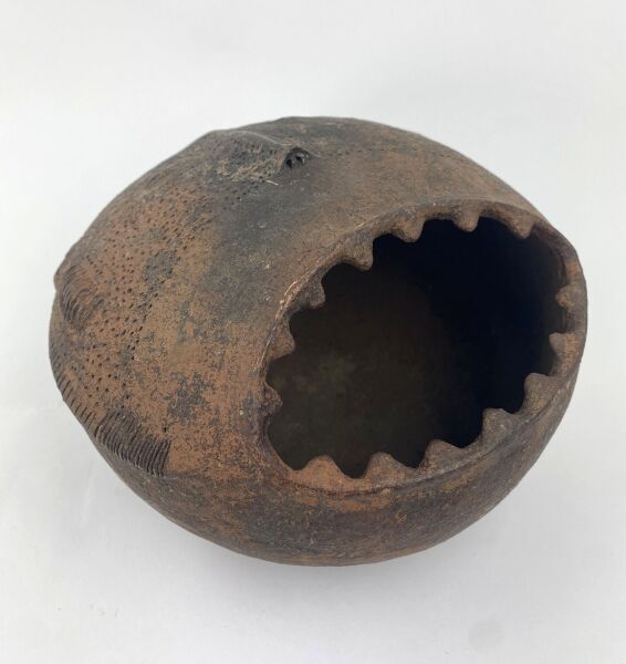 Null NIGERIA - IZZI人

拟人化的陶土碗，有齿状的嘴，用于传统医药。

D. 19厘米

顾问:Jean-Pierre LACOSTE
06 &hellip;