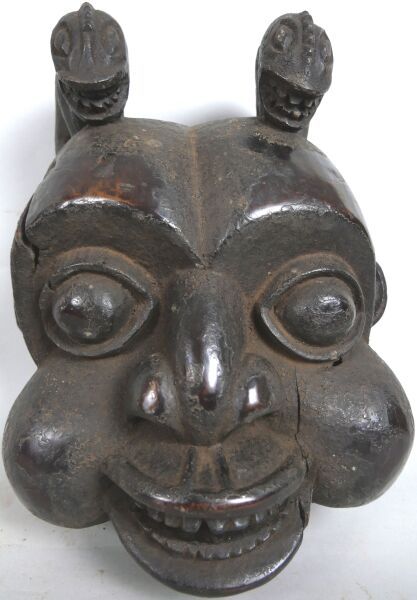 Null 喀麦隆--BAMILEKE人，WUM地区

头盔面具，脸颊肿胀，上面有两只豹子。
结壳和有光泽的铜锈。

H.36厘米

顾问:Jean-Pierre&hellip;