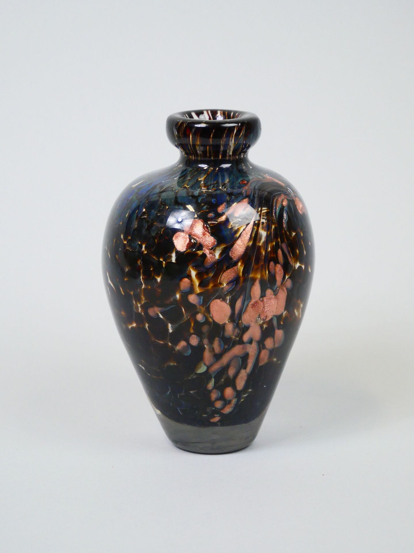 Null R. BRANLY (XXe)
Vase ovoïde en verre soufflé à inclusions polychrome
marque&hellip;