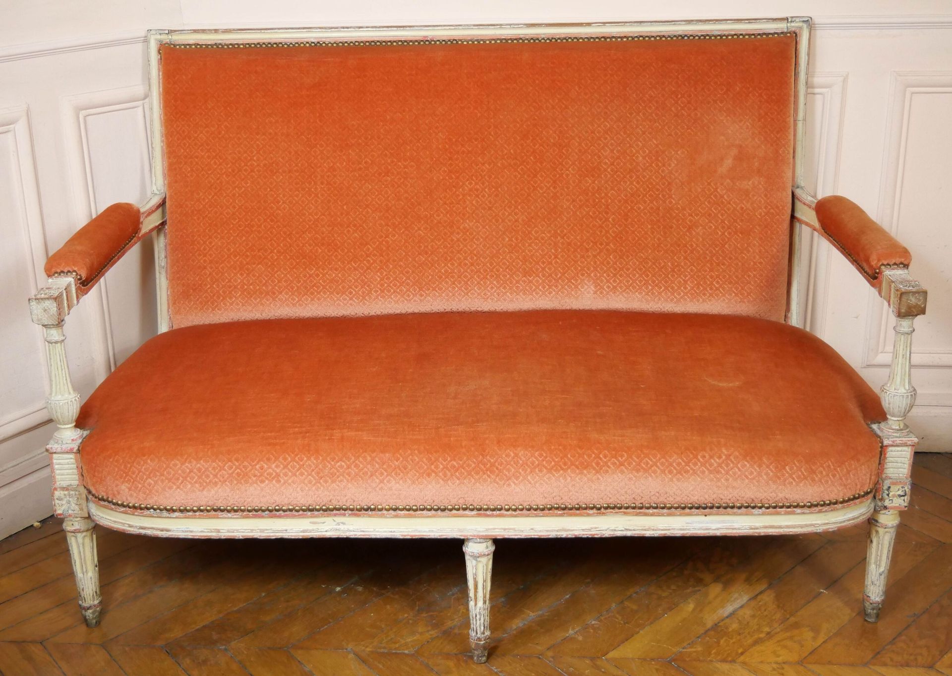 Null Zweisitzer-Sofa mit flacher Rückenlehne aus cremefarbenem Reliefholz mit ge&hellip;