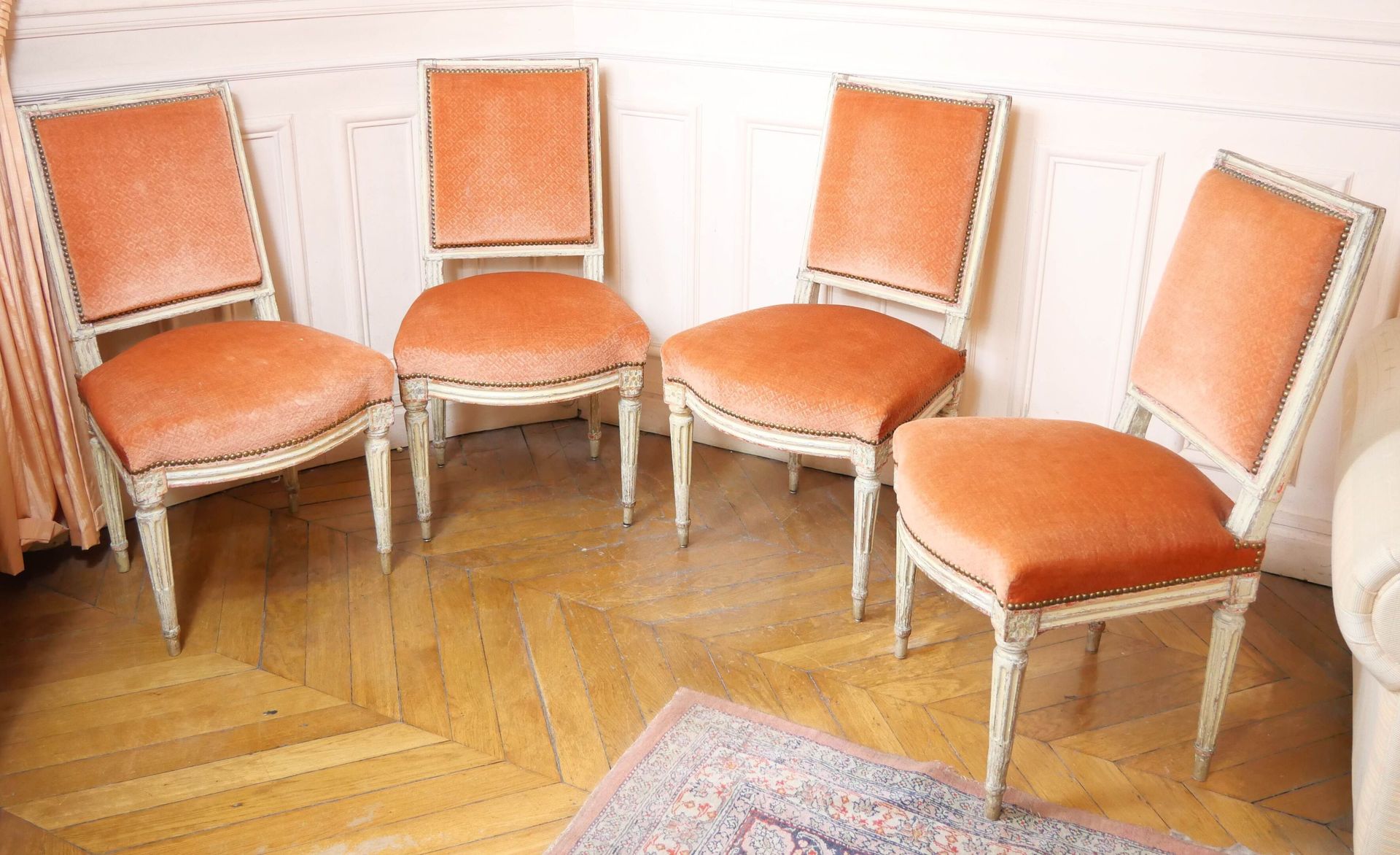 Null 一套四把乳白色漆面的平背皇后椅。连接件上有玫瑰花纹装饰，椅腿是锥形的，有弯曲的凹槽。 
路易十六时期。 
(腿的末端断裂，修复和裂缝）。
尺寸：89 &hellip;