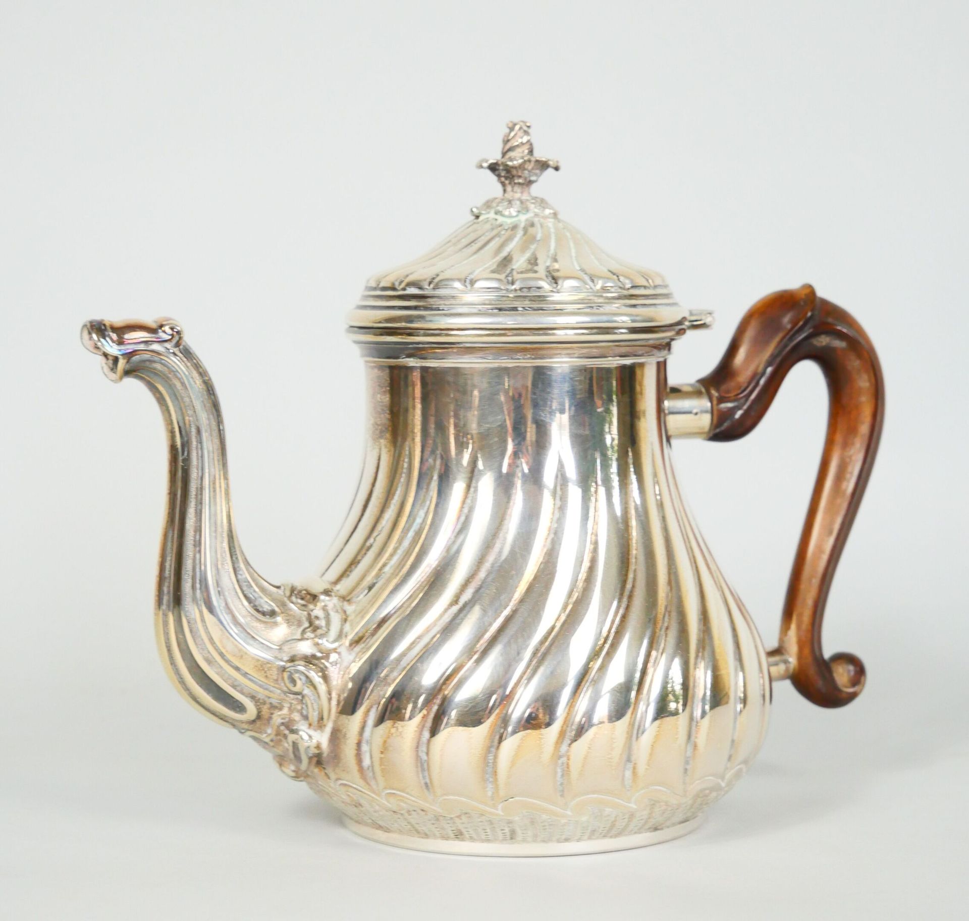Null Teapot in silver 800 thousandths with decoration of twisted cottes, the han&hellip;