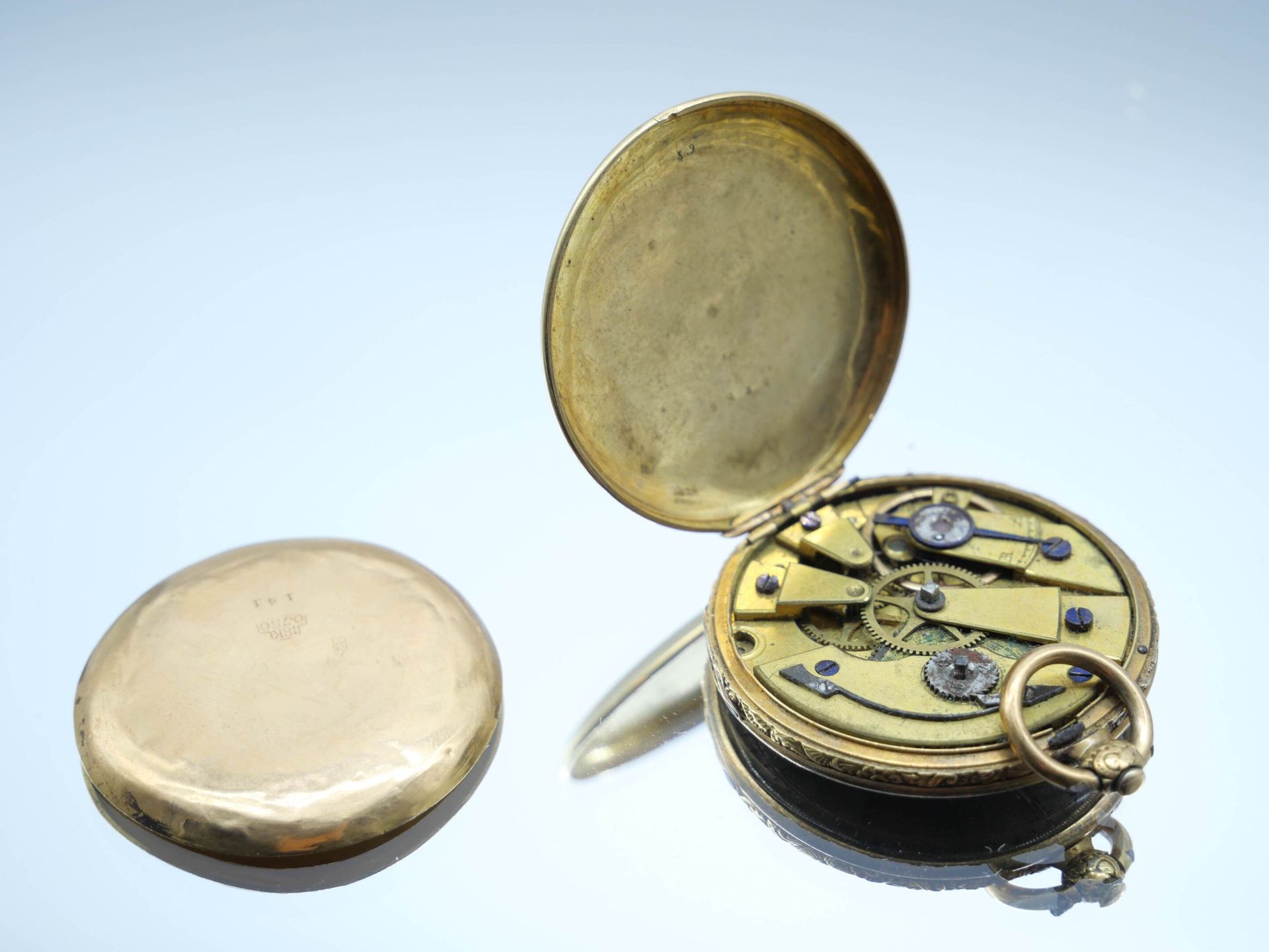 Null Unfallgeschädigte Taschenuhr aus 750er Gold mit einem zweiten Revers aus Go&hellip;