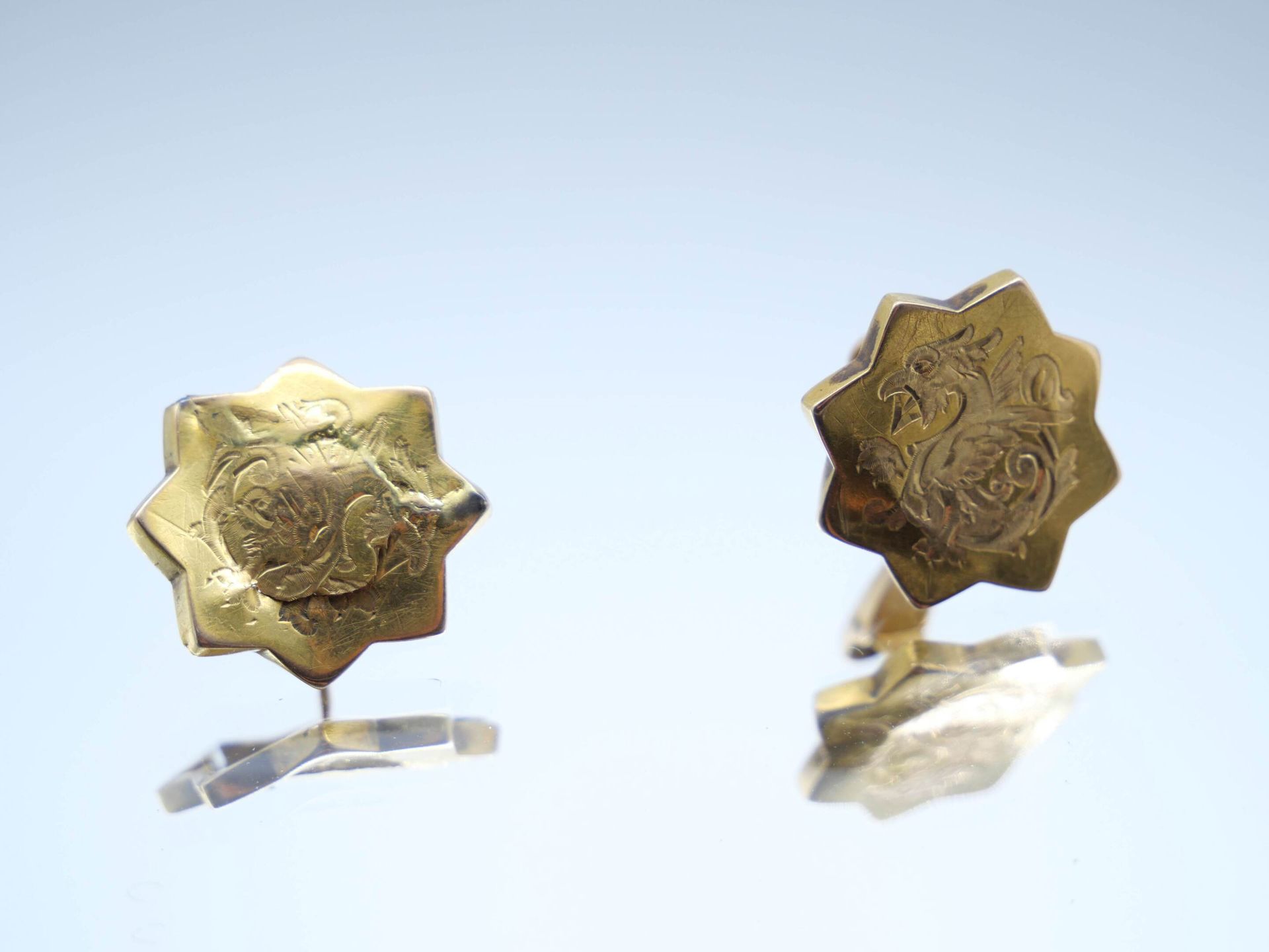 Null Pair of gold cufflinks 750 thousandths of star shape with chased decoration&hellip;