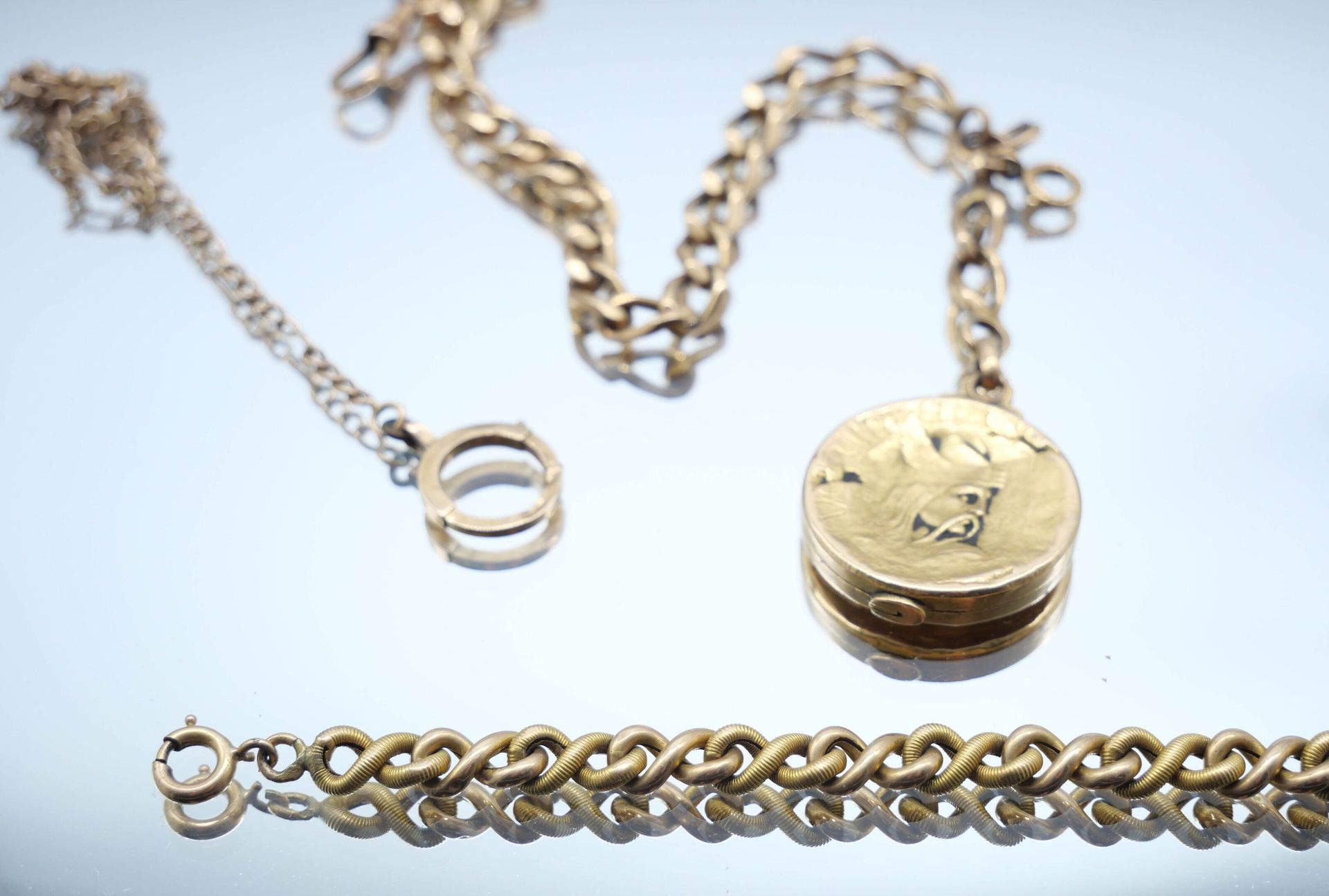 Null 黄金拍品包括： 
- 一条75万分之一的黄金小链子，弯曲的网眼。重量：5.49克 - 长度：14厘米 
- 七十五万分之一的金表链。毛重：3,60克 &hellip;