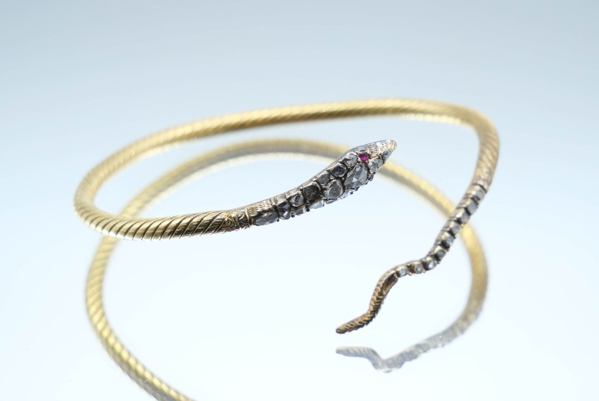 Null Schlangenarmband aus 750er Gold, der Kopf ist mit Altgold-Diamanten gepflas&hellip;