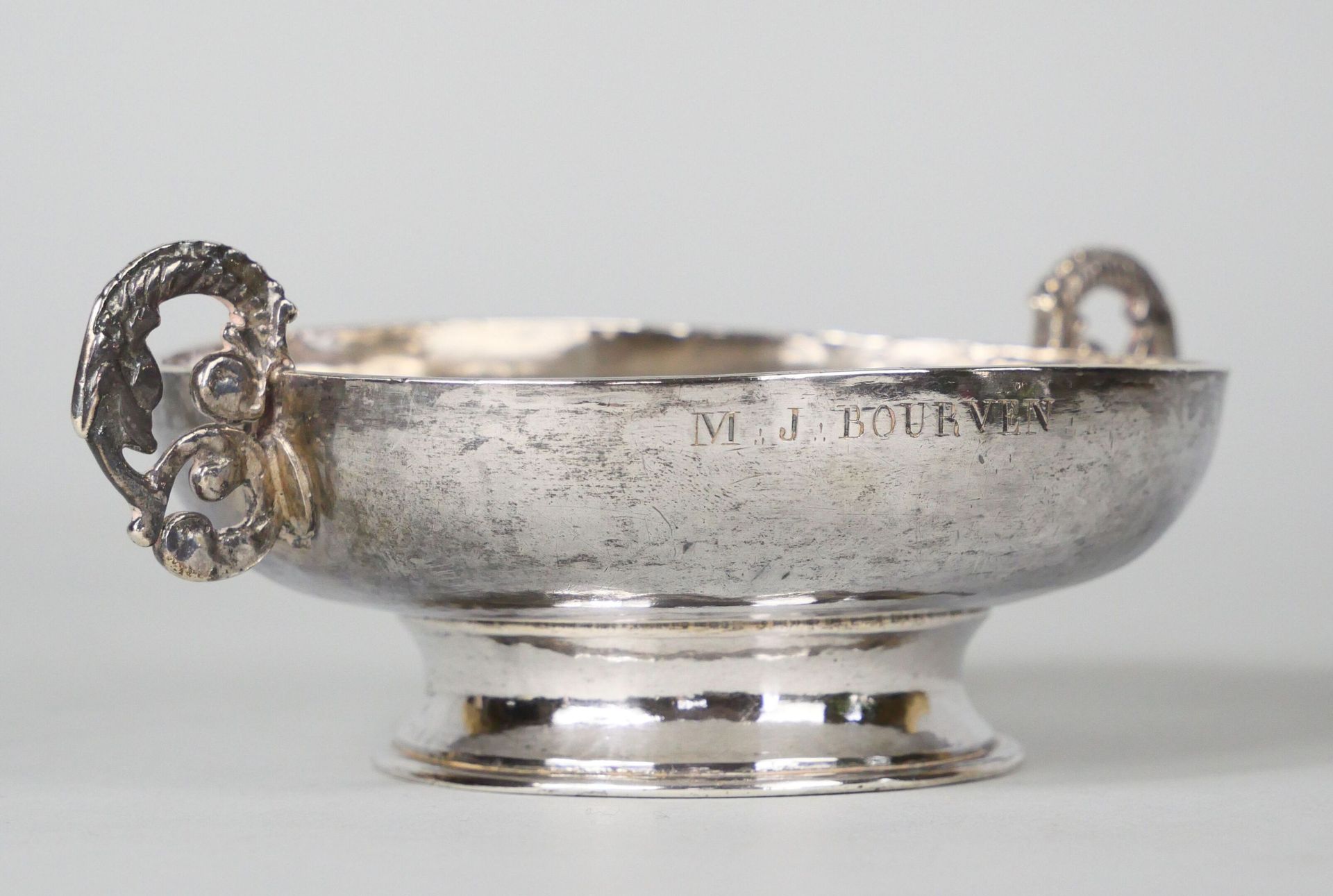 Null 座上的婚礼杯，把手是镂空的，有叶子的装饰，刻有M.J.Bourven。 
18世纪下半叶的作品
重量：140克（约） - 尺寸：5 x 14,8 x &hellip;