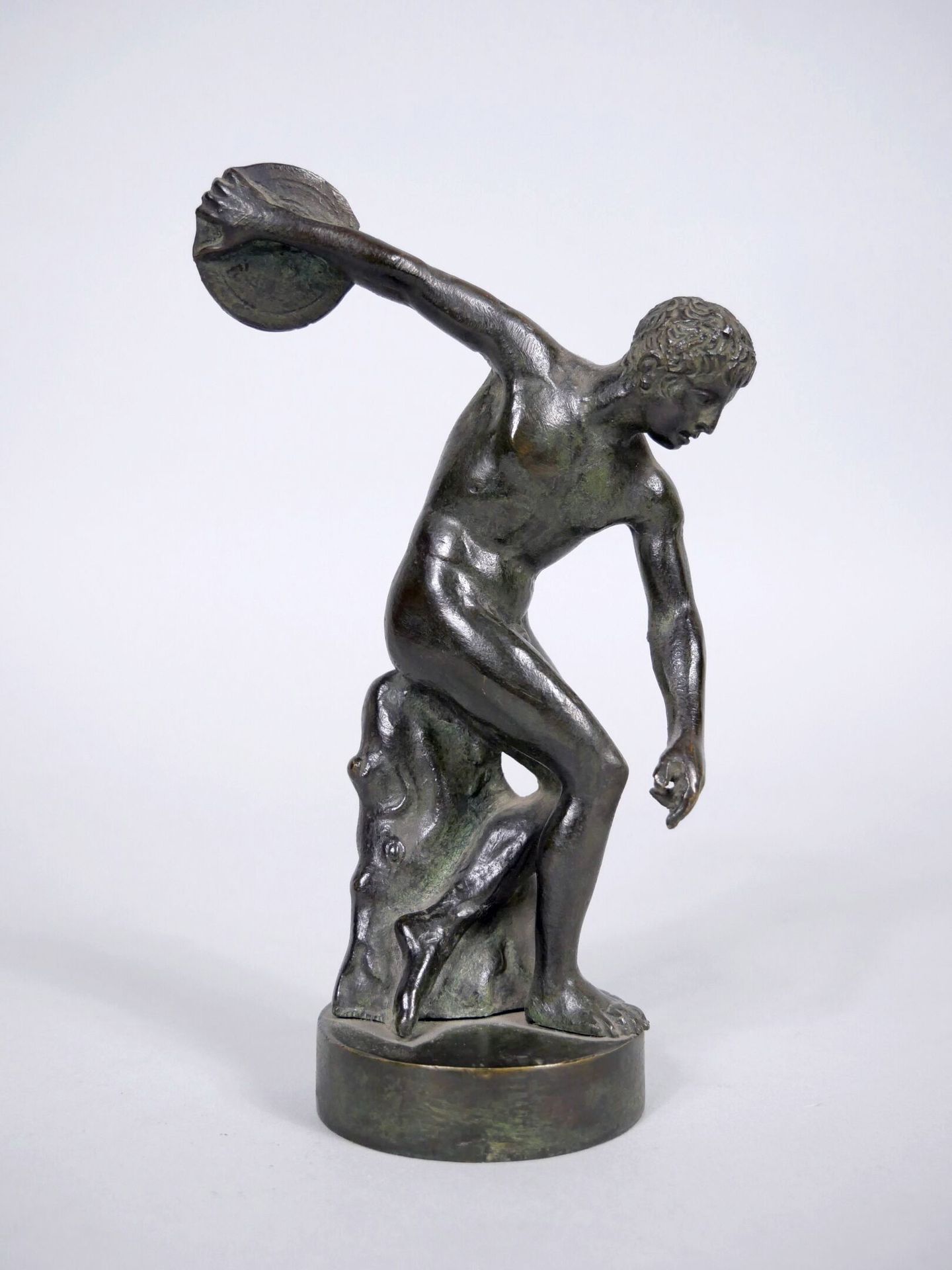Null 根据MYRON的说法
投掷铁饼的人
圆形底座上的绿色铜质雕塑 
高度：15厘米（含底座） 

铁饼投掷者是古代最著名的雕像之一，据说是公元前5世纪雅典&hellip;