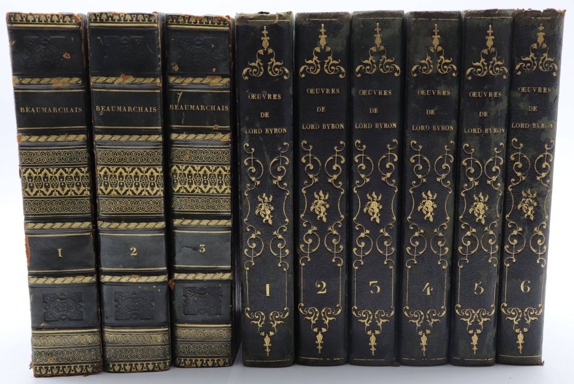 Null 比隆。作品。巴黎，Furne，1830年，6卷8册，半小牛皮，黑色chag.，光滑的书脊，有装饰（书脊脱胶）。有些狐疑。- 博马舍。作品集》。巴黎，1&hellip;