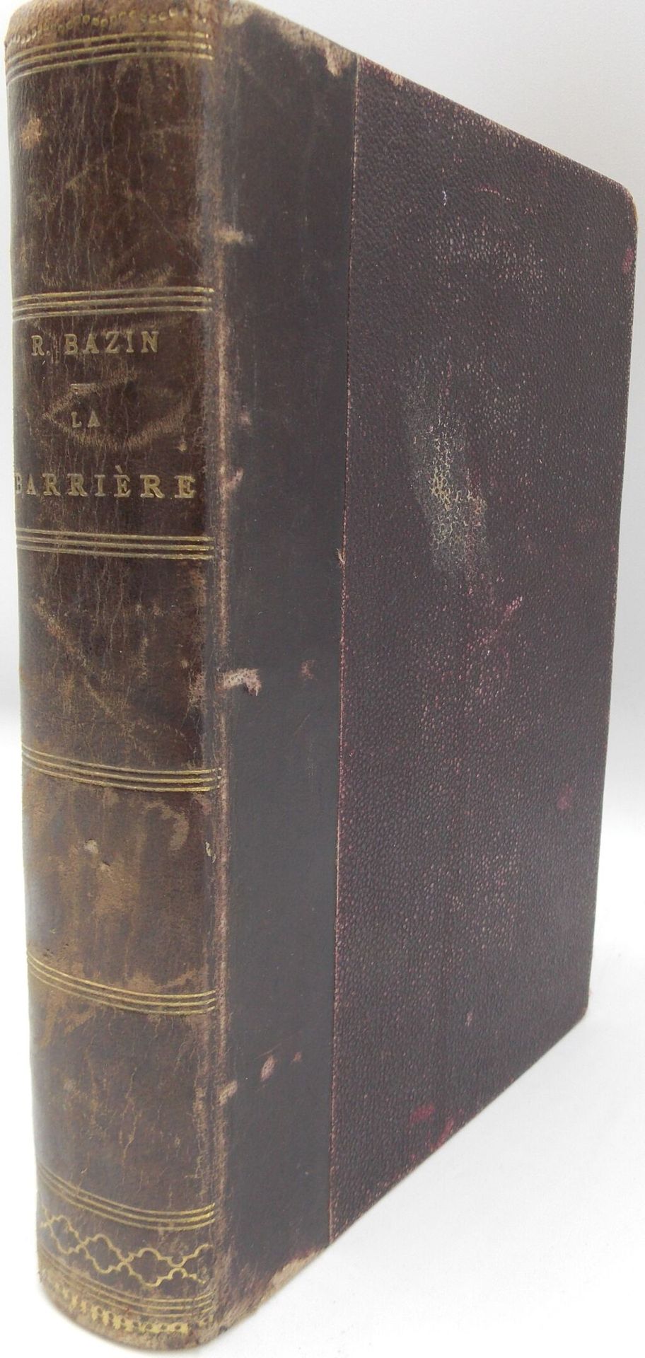 Null BAZIN (René).La Barrière.
巴黎Clamann-Lévy，1909年，12开本，半棕色装订，书脊有装饰。
磨损和撕裂。

抽签&hellip;