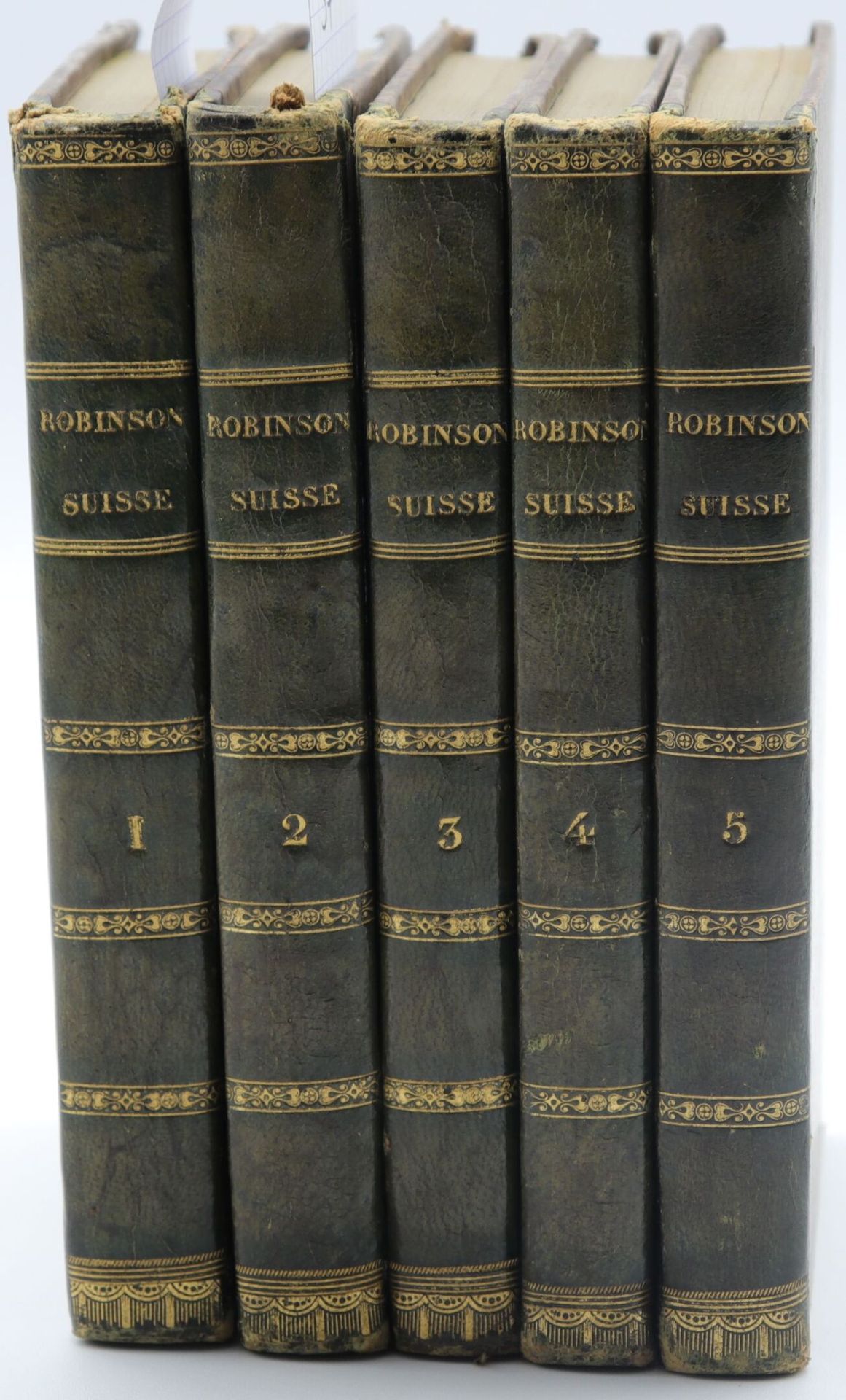 Null WYSS。瑞士的鲁滨逊或一个家庭主妇的日记。新版。巴黎，伯特兰，1829年，5卷12开本，绿色半小牛皮，光滑书脊，有装饰。 
前面有5幅版画和一张地图&hellip;