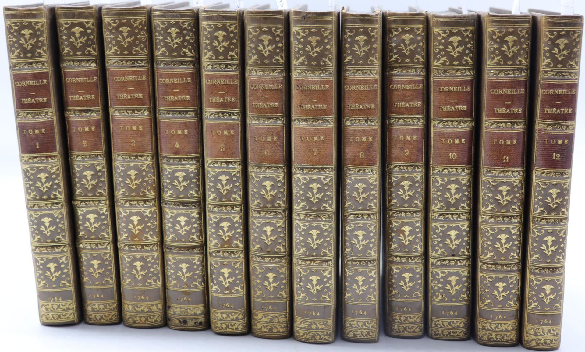 Null CORNEILLE.P.科尔内耶的戏剧和他的评论。S.L.，1764年，12卷，8开本，绿色半小牛皮，书脊有罗纹，有装饰（拼接装订）。 
有一张正面插&hellip;