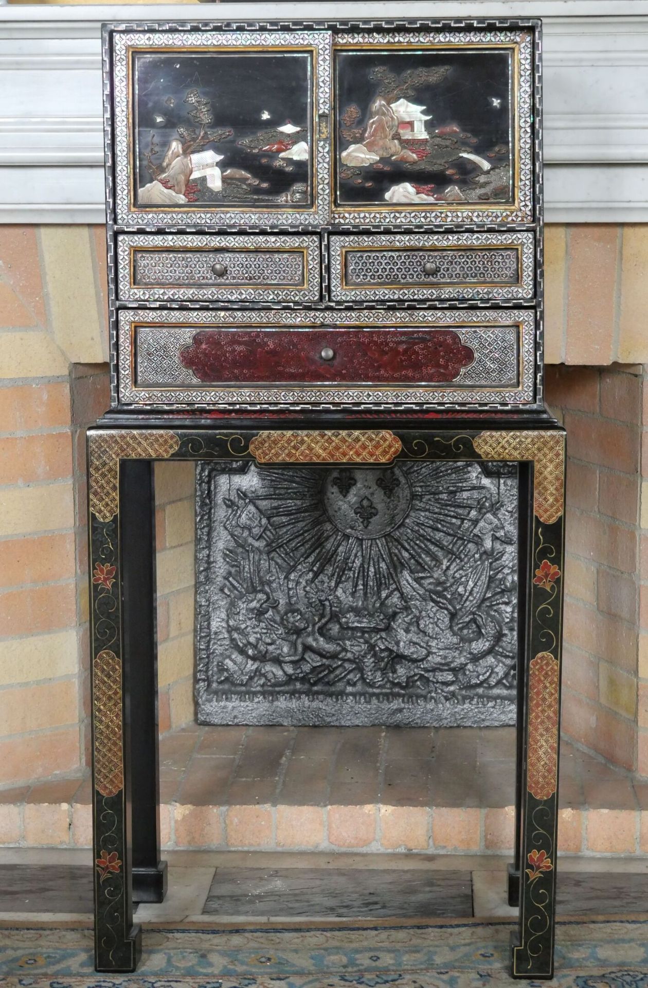 Null JAPAN ? :
Small lacquered wood cabinet inlaid with stylized mother-of-pearl&hellip;