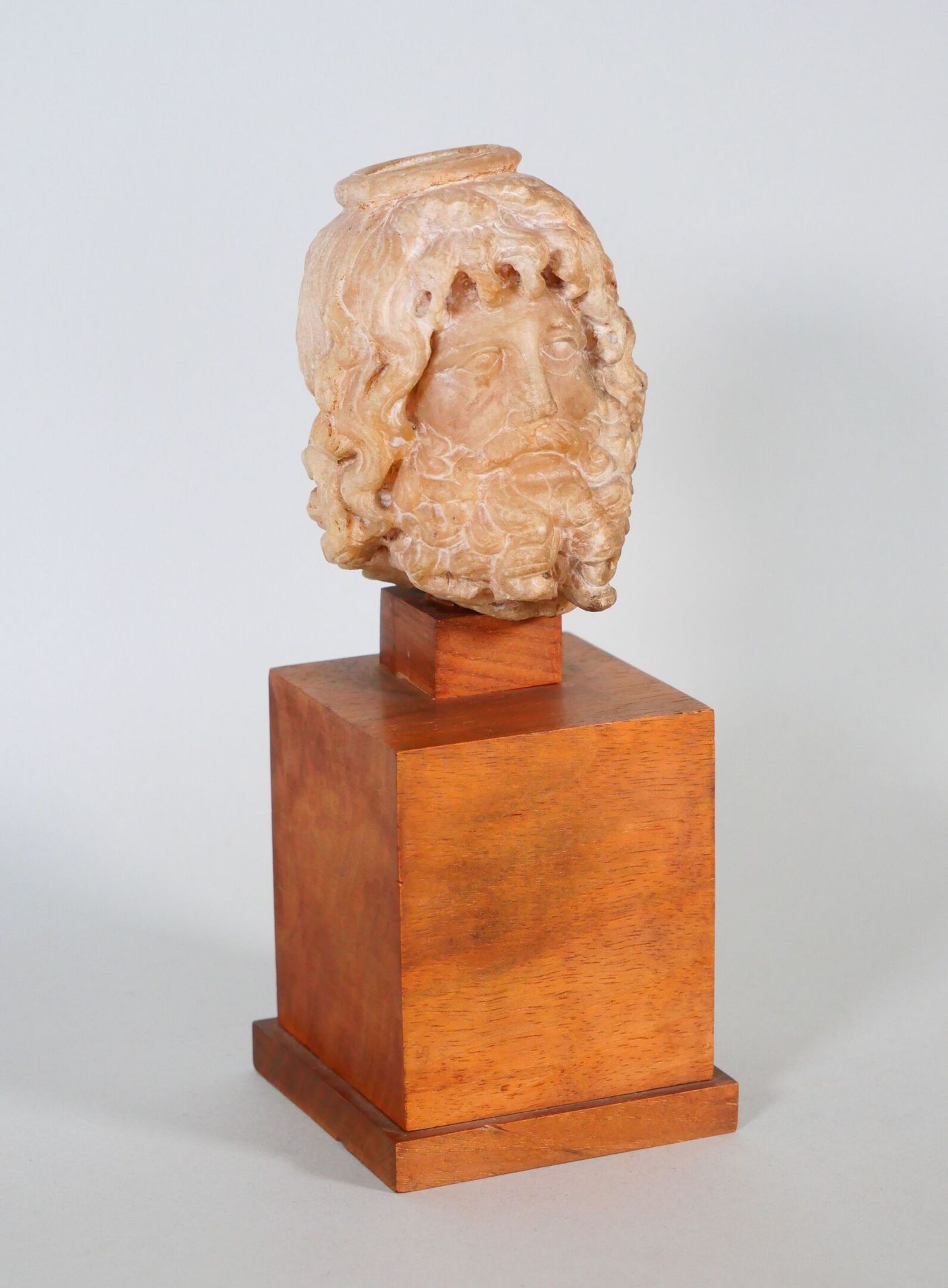 Null Escultura de alabastro patinado de un Serapis barbado. Este dios oriental, &hellip;