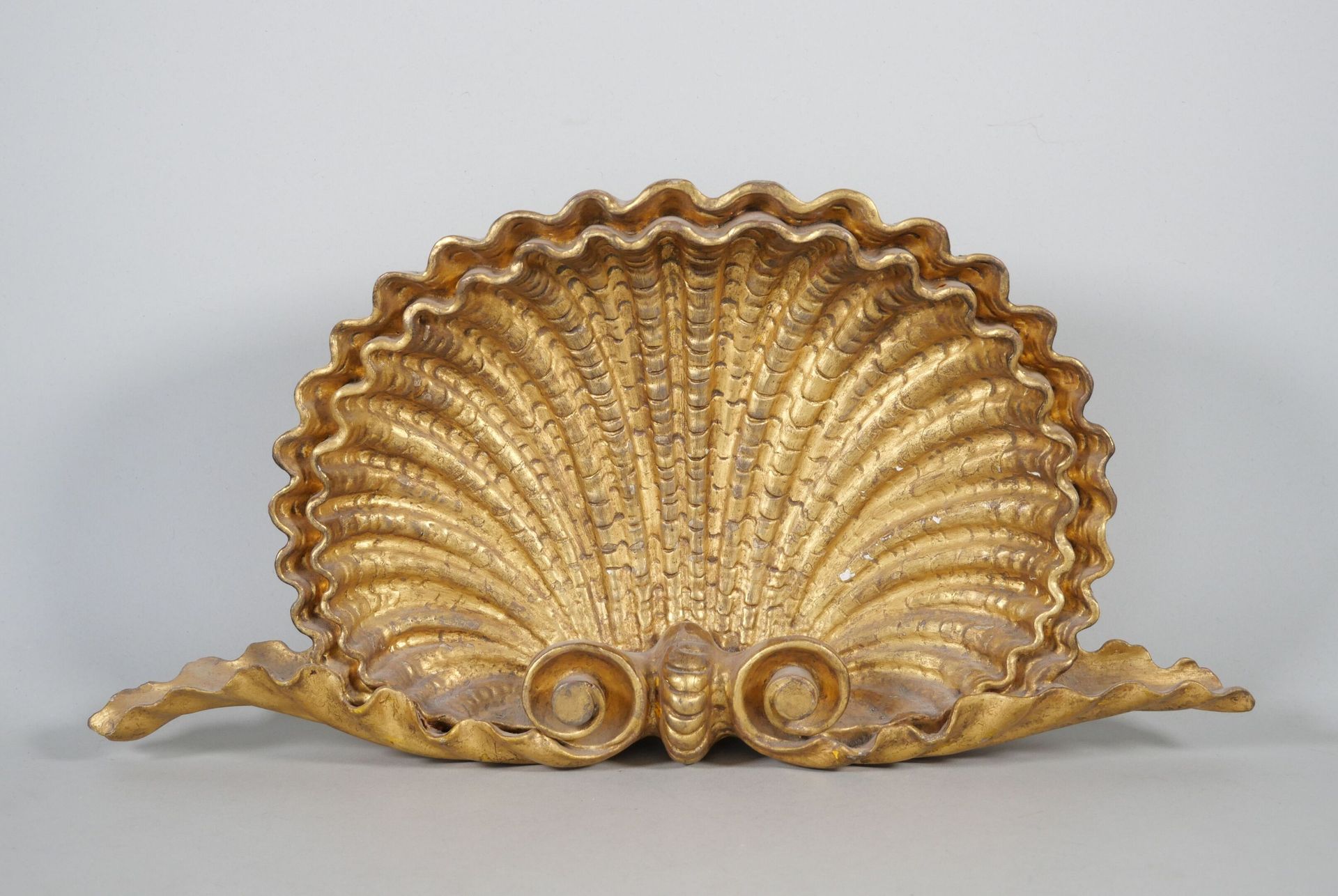 Null Decorative element in carved and gilded wood representing a shell. 
Dimensi&hellip;