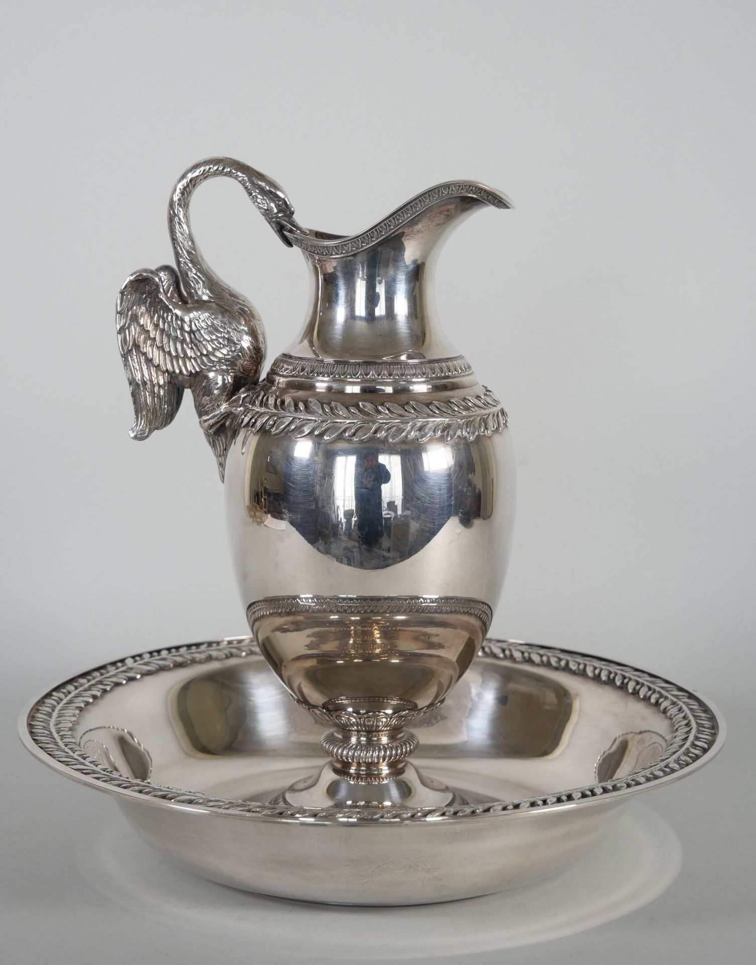 Null Kanne und Becken aus Silber (950/1000e), der Griff der Kanne in Form eines &hellip;