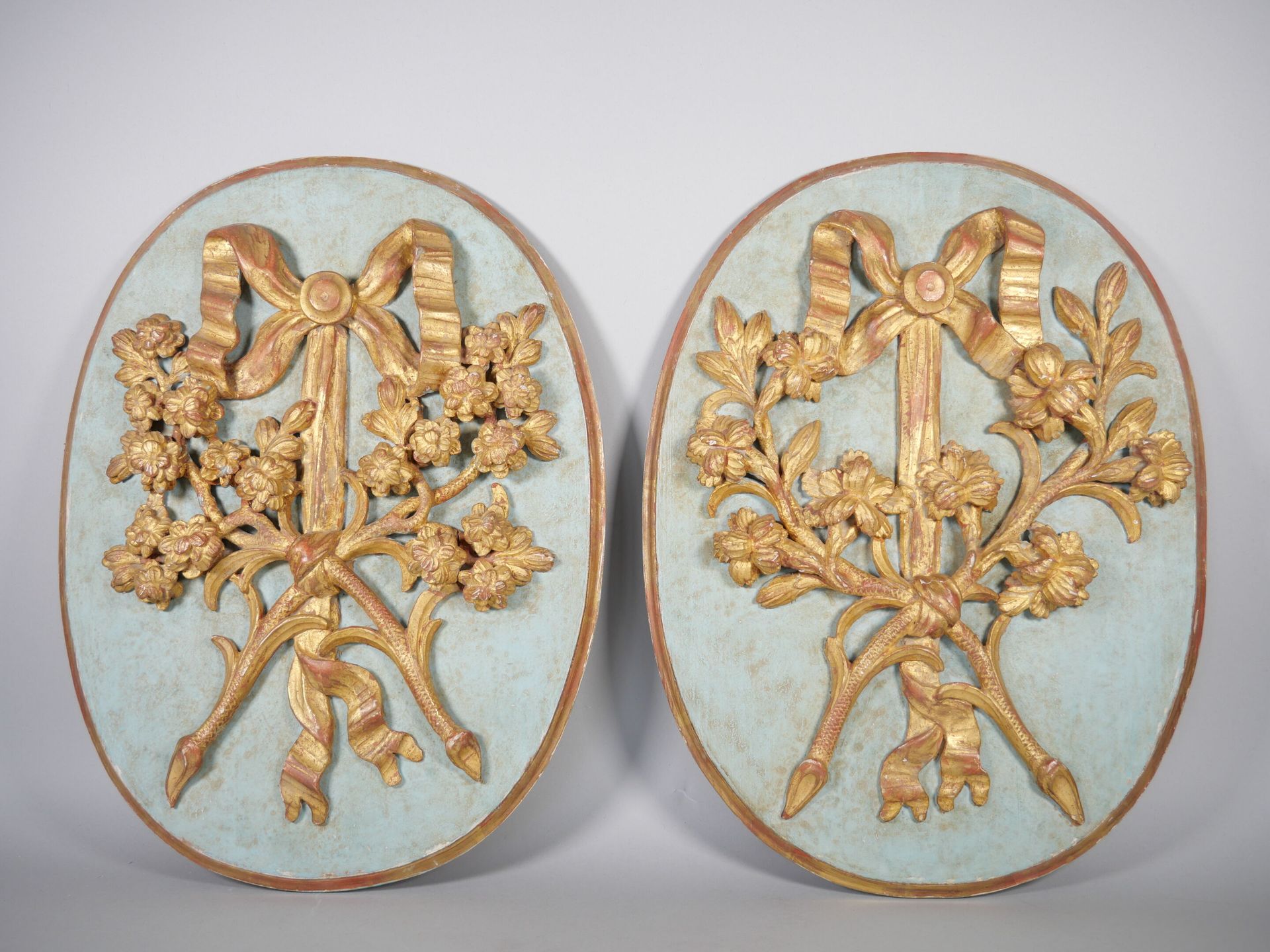 Null Pair of oval-shaped paneled medallions in gilded fir and pale blue rechampi&hellip;