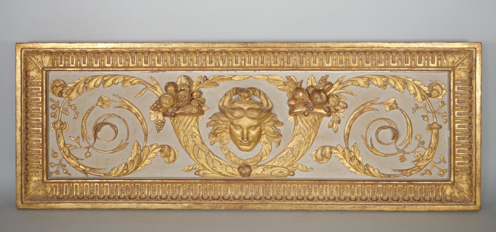 Null Panel rectangular de madera finamente tallada y dorada sobre fondo gris pál&hellip;