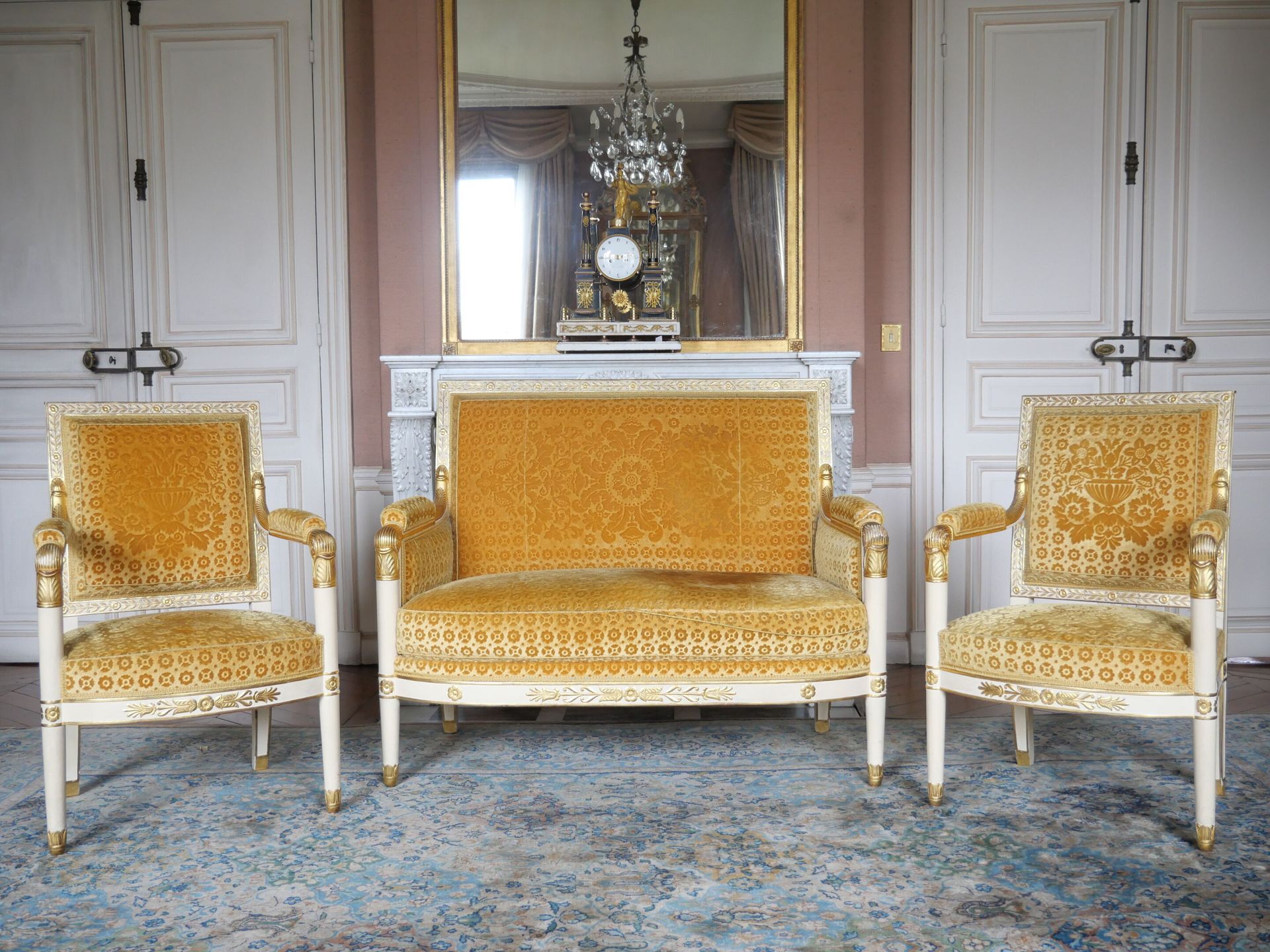 Null Set da salotto in legno laccato crema e dorato composto da una panca a due &hellip;