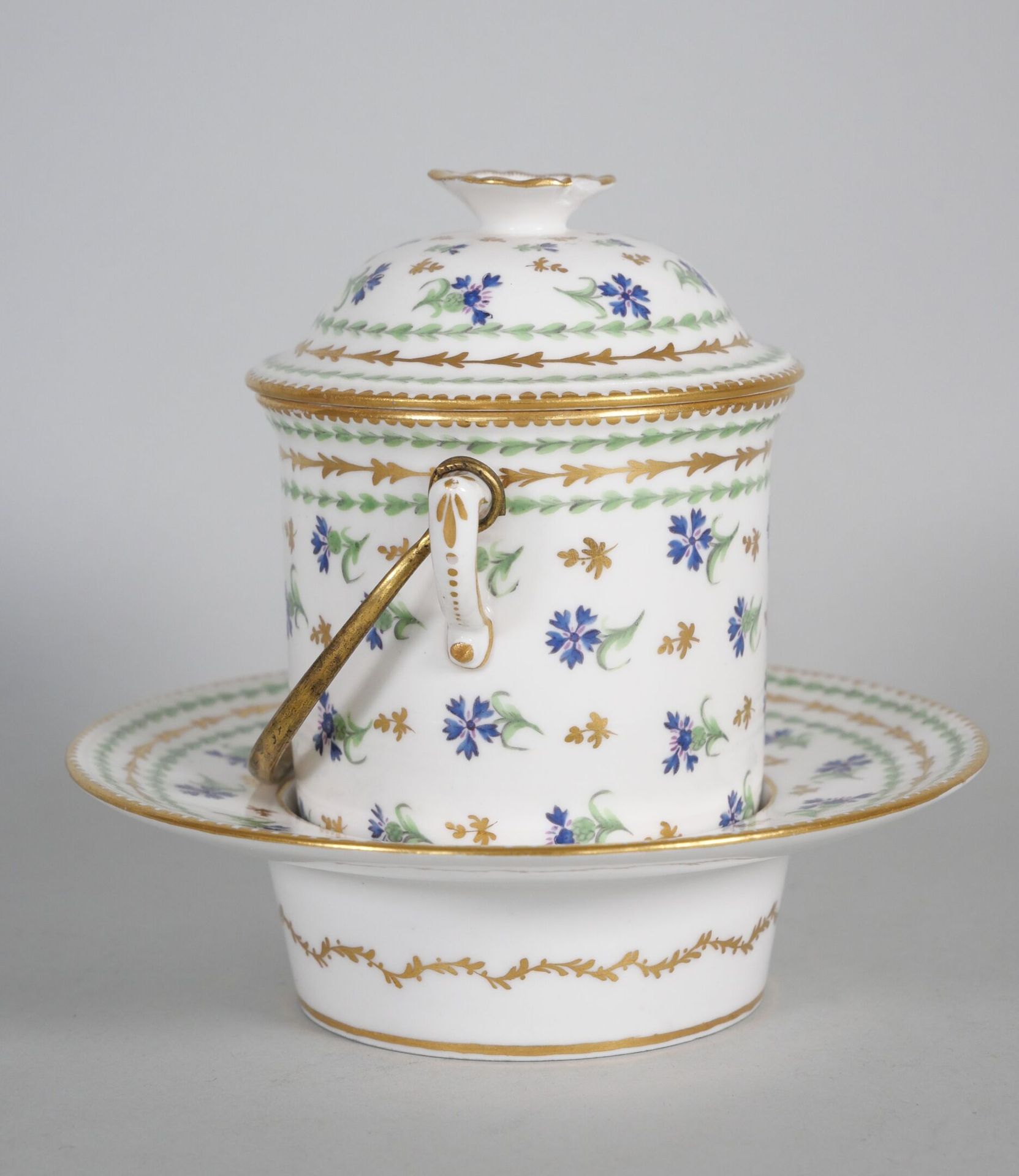 Null PARIGI (Manufacture de la Reine) :
Piccolo vaso e piattino coperti, in porc&hellip;