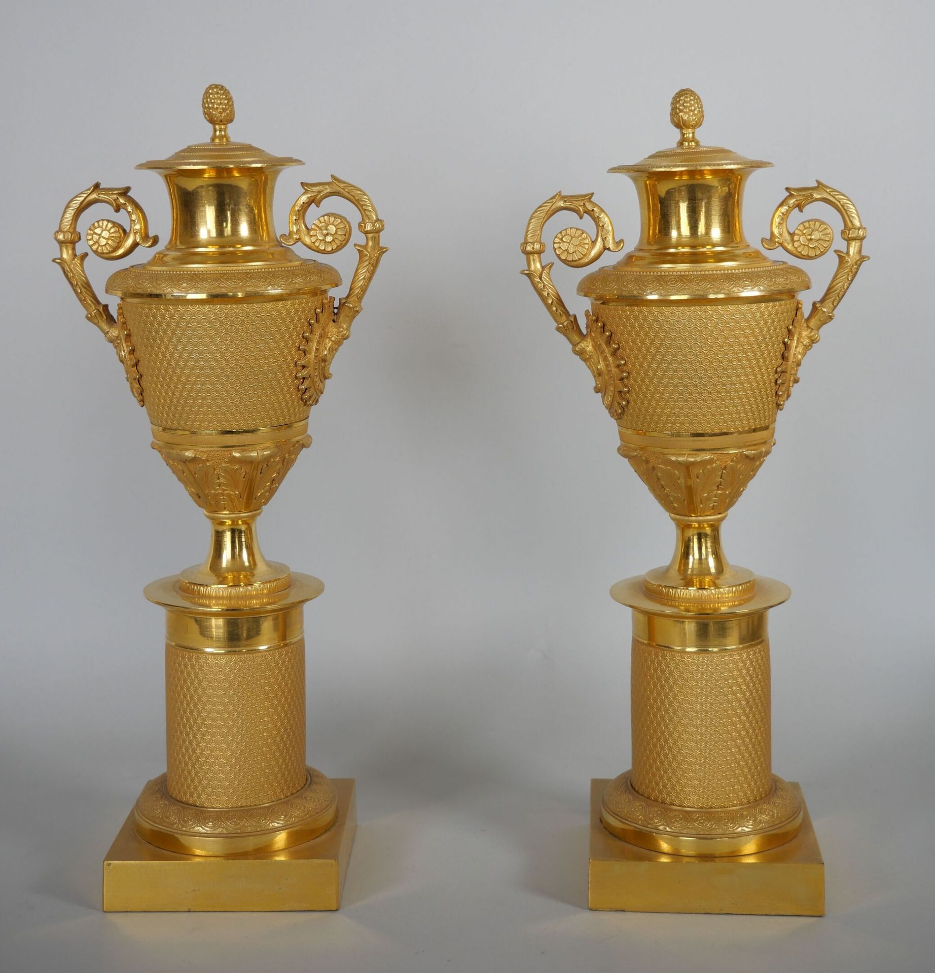 Null Paire de vases formant cassolette en bronze et laiton guillochés et dorés. &hellip;