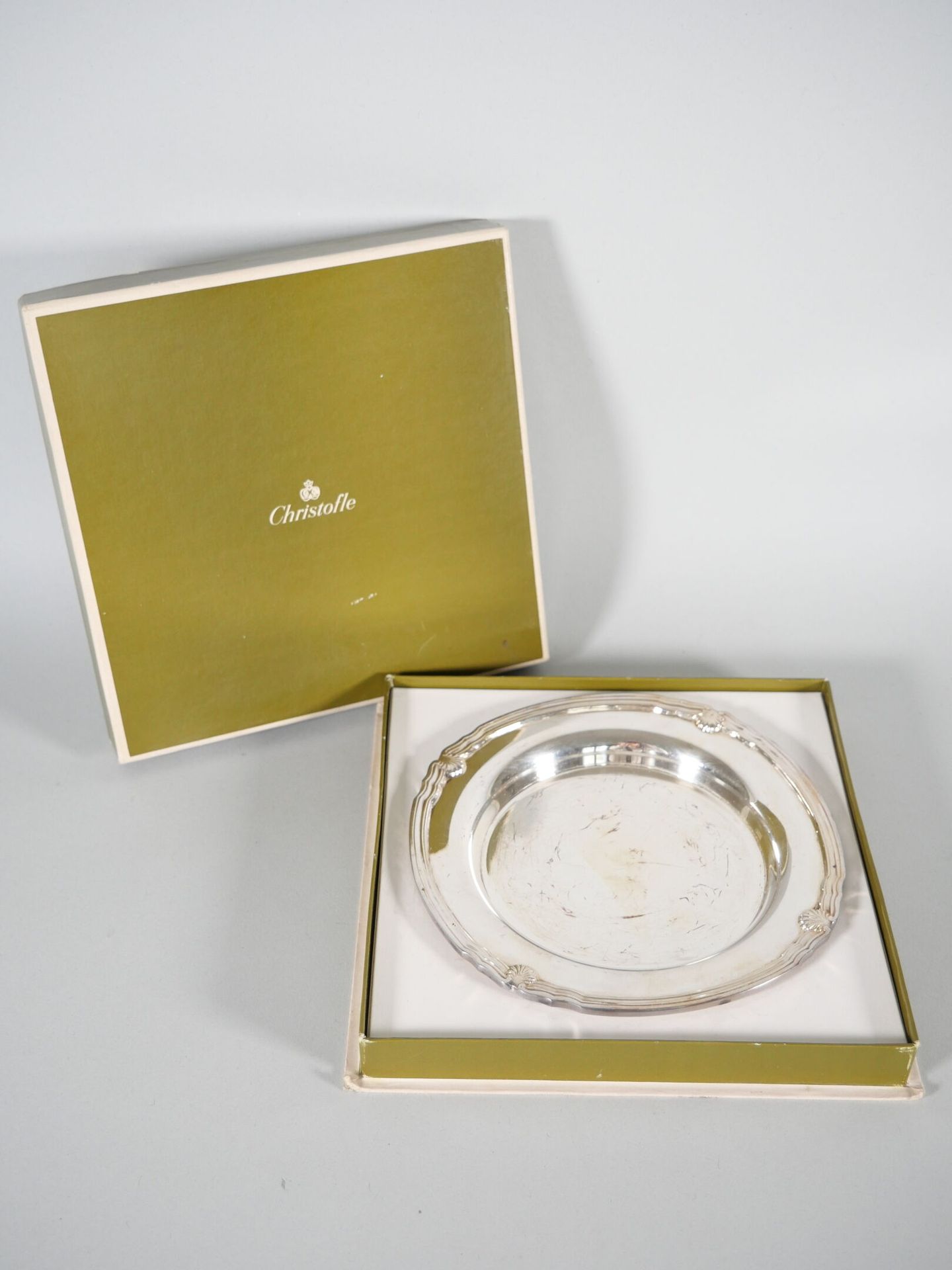 Null 法国CHRISTOFLE公司
Vendôme "镀银金属瓶杯垫，圆形，有四个贝壳。有标记。直径：16厘米 
(在其原包装盒中)

拍品只能在2023年&hellip;