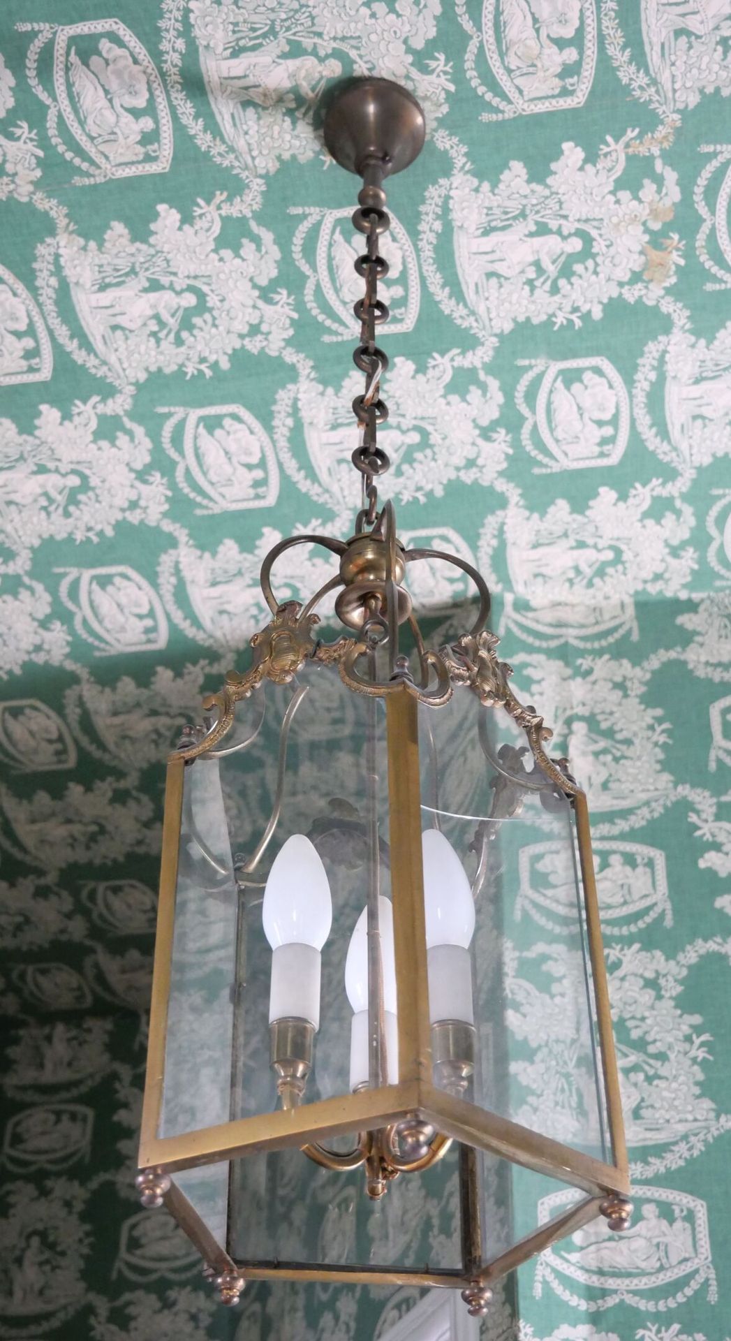 Null 一个三灯的五角形镀金金属前庭灯笼，装饰有罗盖尔贝壳。路易十五风格。 
尺寸：90 x 22厘米（约）。 
(碎玻璃)

拍品必须在2023年6月20日&hellip;