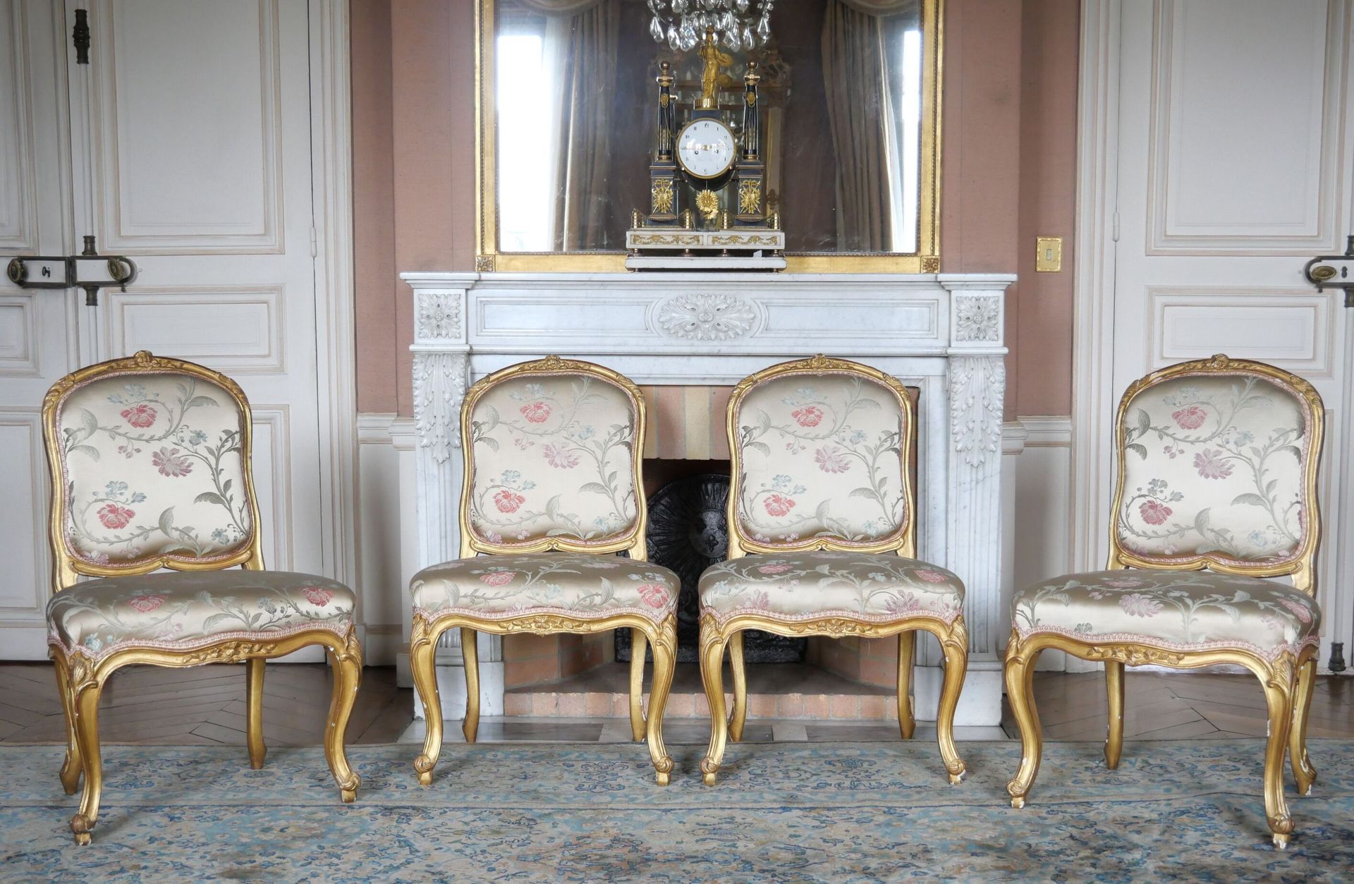 Null Suite of four flat-back chairs in finely molded, carved and gilded wood.
Th&hellip;