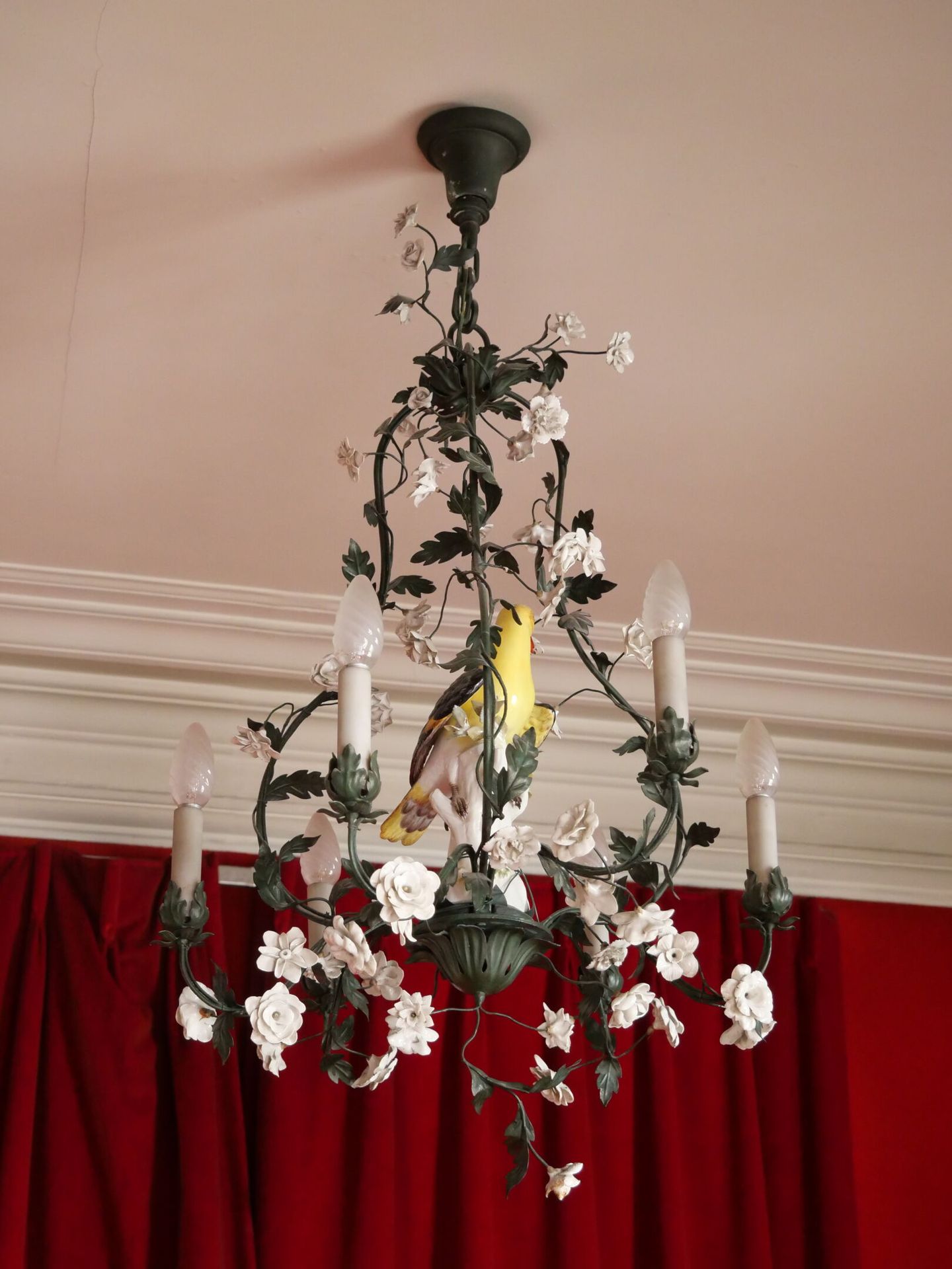 Null 绿色漆面金属的六灯吊灯，装饰有瓷器花朵。 中央部分有一只鸟栖息在树枝上。 
1900年以后。
尺寸：80 x 49厘米 

专家 : MB ART E&hellip;