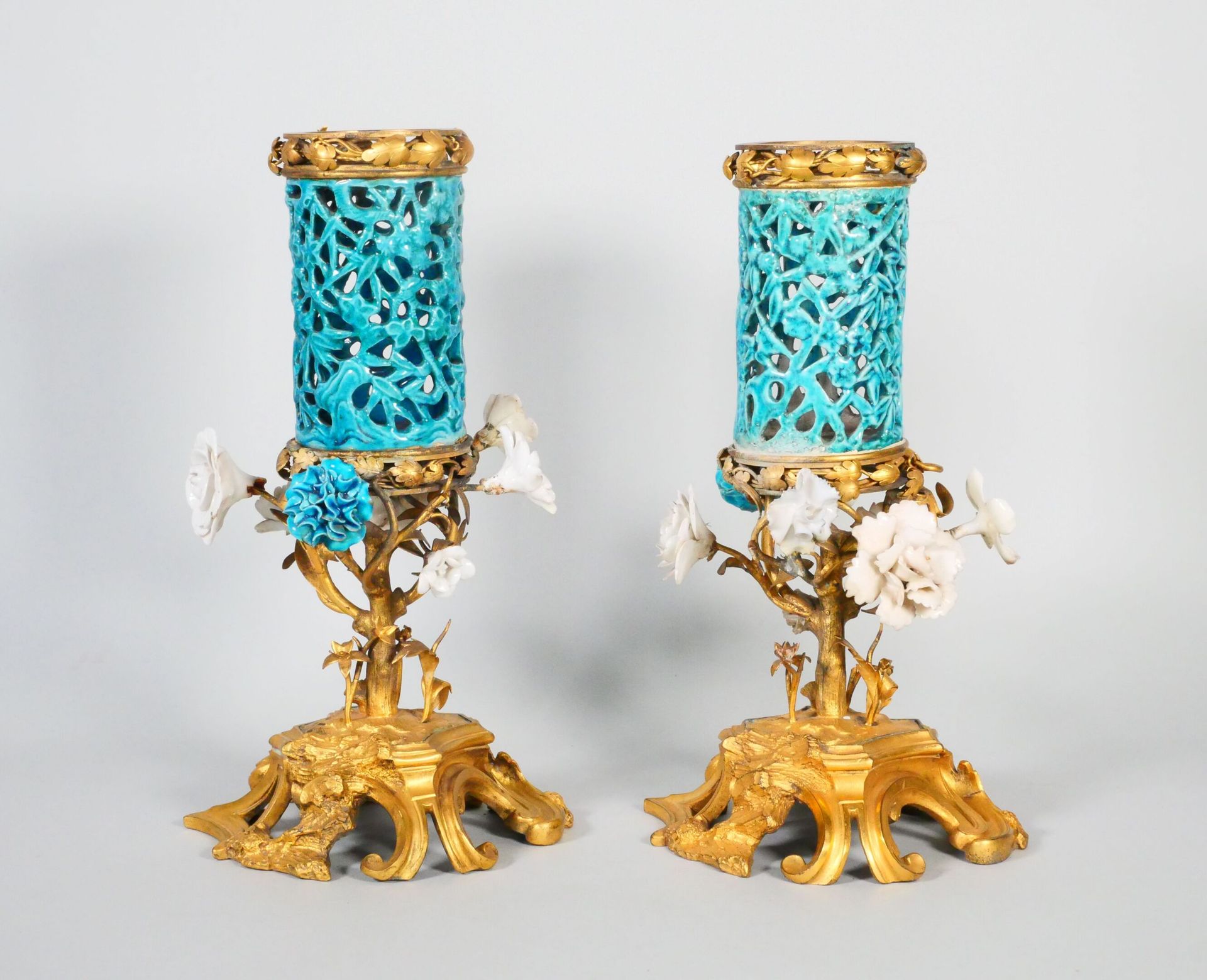 Null Paire de pots-pourris en bronze ciselé et doré, porcelaine bleu turquoise e&hellip;