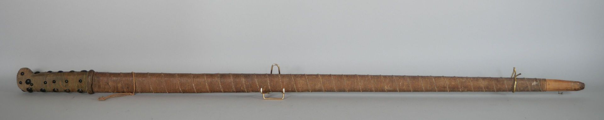 Null 前国王卫队的手杖，路易十六时期。手柄上有钉子的装饰，刀鞘上有一卷绳子。直刀，圆背，反刃和水沟，一面雕刻，镀金和部分蓝光，有军事属性，标有 "Garde&hellip;