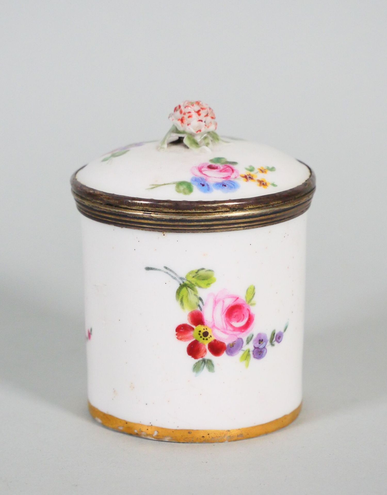 Null SEVRES :
Pequeño jarrón de porcelana con decoración policroma de flores, la&hellip;