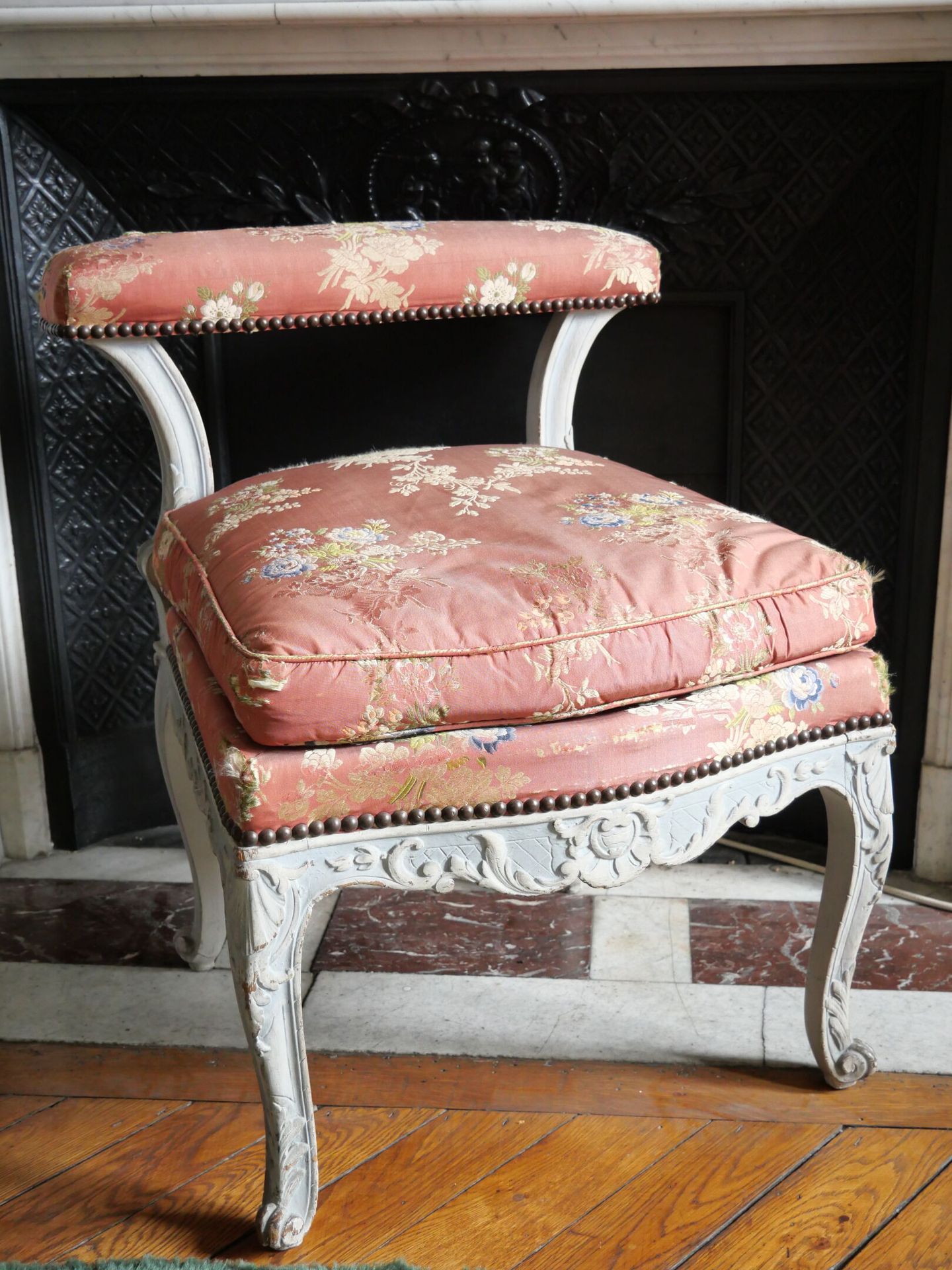 Null Ponteuse-Stuhl aus grau lackiertem und blau runderneuertem Holz mit geschni&hellip;