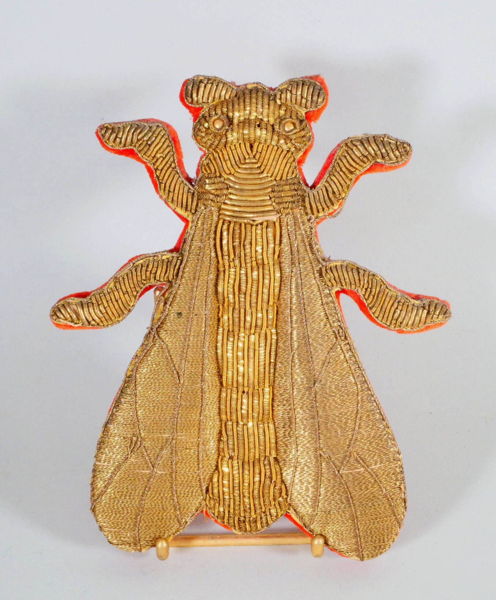 Null 用金线和cannetille刺绣面对蜜蜂。安装在一个铺有红色天鹅绒的底座上。19世纪初 高温：15.5厘米

专家 : Gaetan BRUNEL -&hellip;