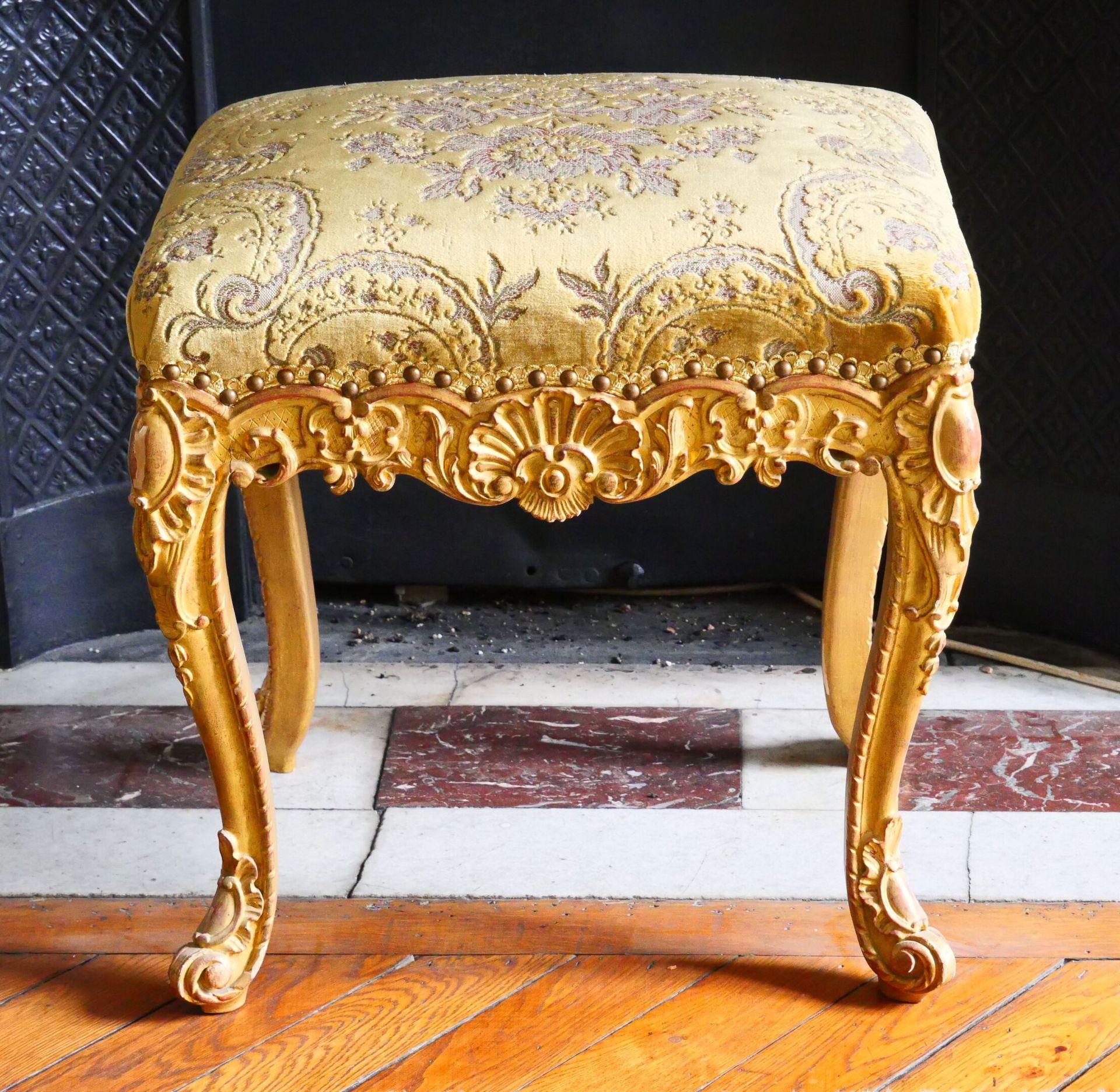 Null 长方形凳子，在雕刻和镀金的木头上装饰着贝壳，两侧是刺桐叶和横梁，腿是拱形的。椅垫为橄榄绿丝绒。 
摄政风格，20世纪。 
(缺口)。
尺寸：50 x &hellip;