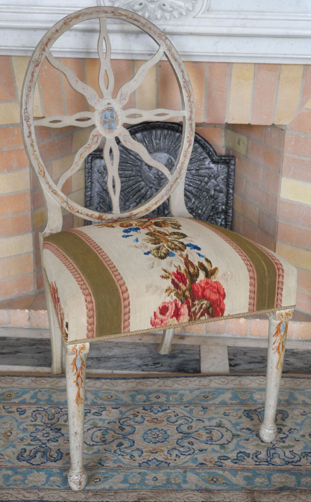 Null 灰色的米色漆木椅，镂空的奖章形椅背上雕刻着以纹章为中心的辐射状彩绘叶子。19世纪晚期。 
尺寸：95 x 52 x 48厘米

拍品可于2023年6月&hellip;