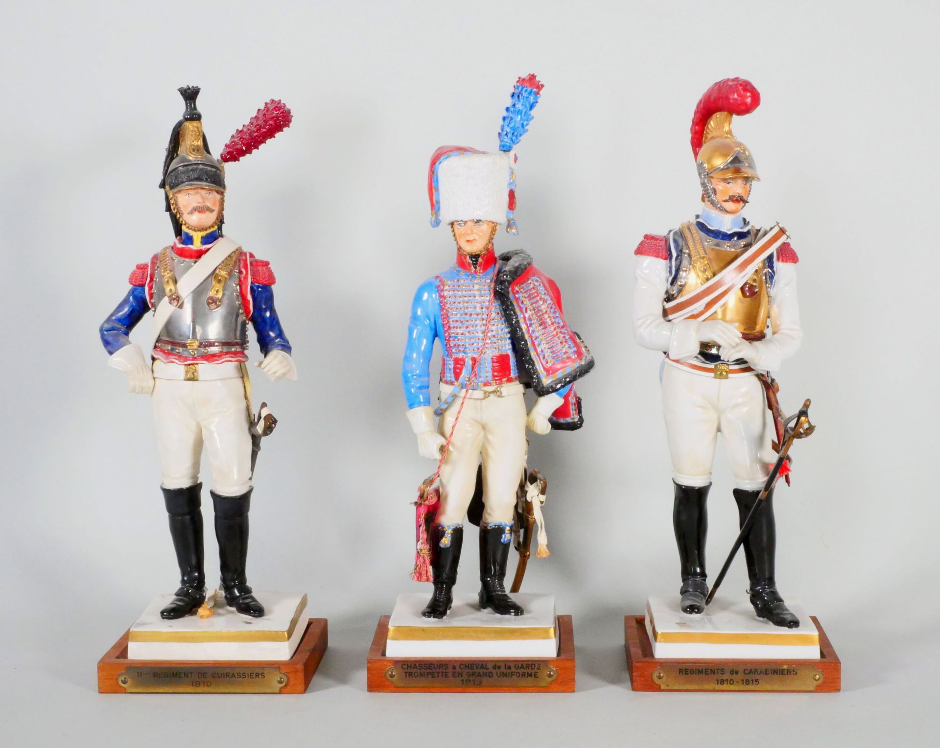Null 一套3个萨克森州的瓷器小雕像：1810年的骑兵11团；1812年的骑兵团；1813年的骑兵队小雕。在木质底座上。HT: 29 cm (意外)

专家 &hellip;