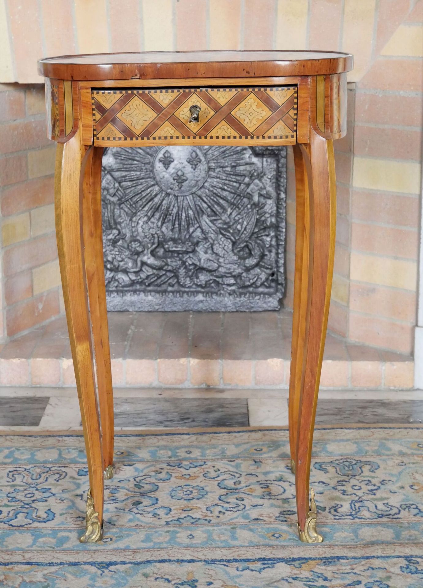 Null A kidney-shaped flying table inlaid with a trellis of quatrefoils, resting &hellip;