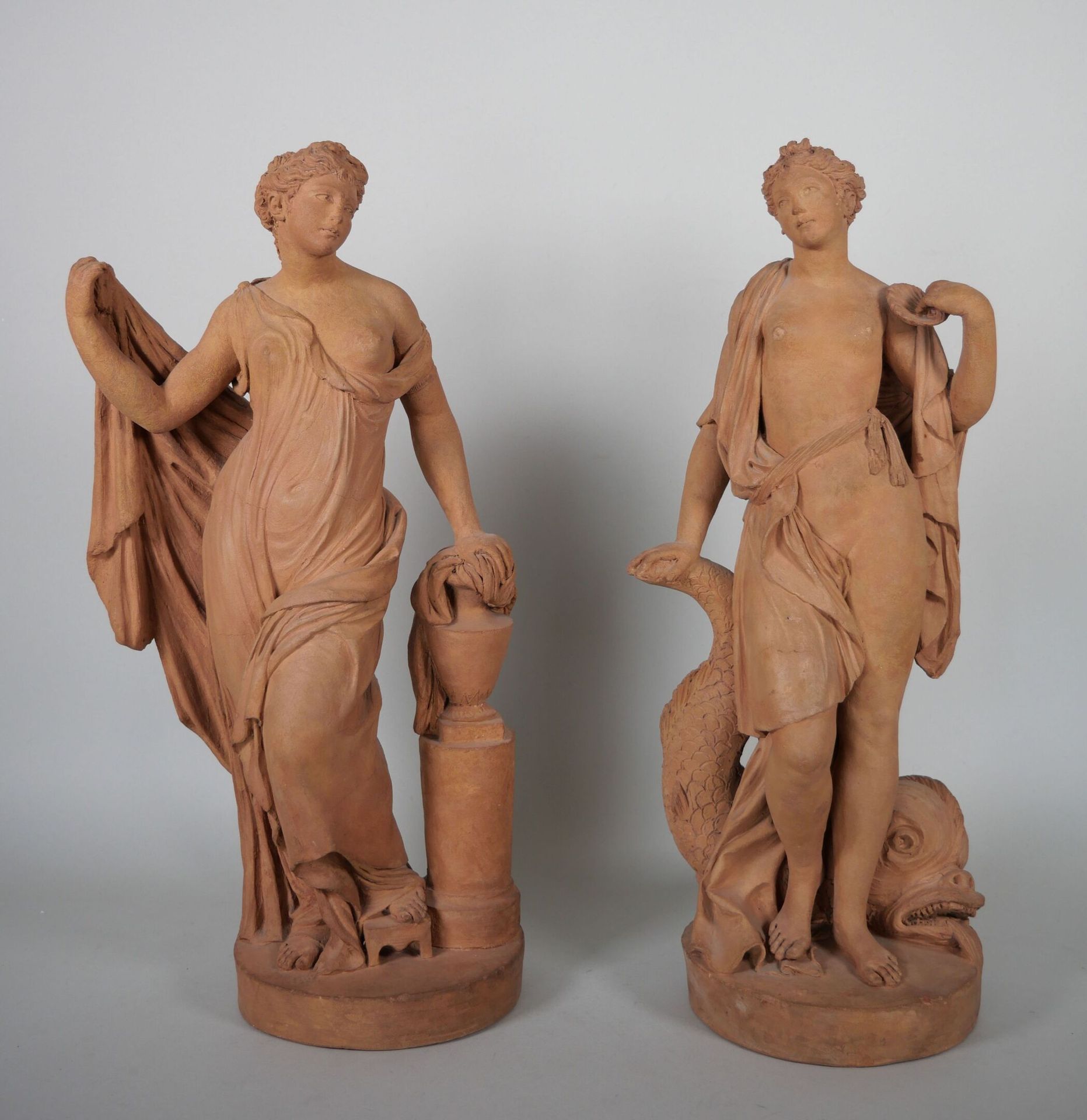 Null 德拉维尔，路易斯（1763-1841）：
维纳斯与海螺和蝾螈
而
古典风格的年轻女子靠在一个骨灰盒上。
两件陶制雕塑形成一个吊坠 
签名和日期为179&hellip;